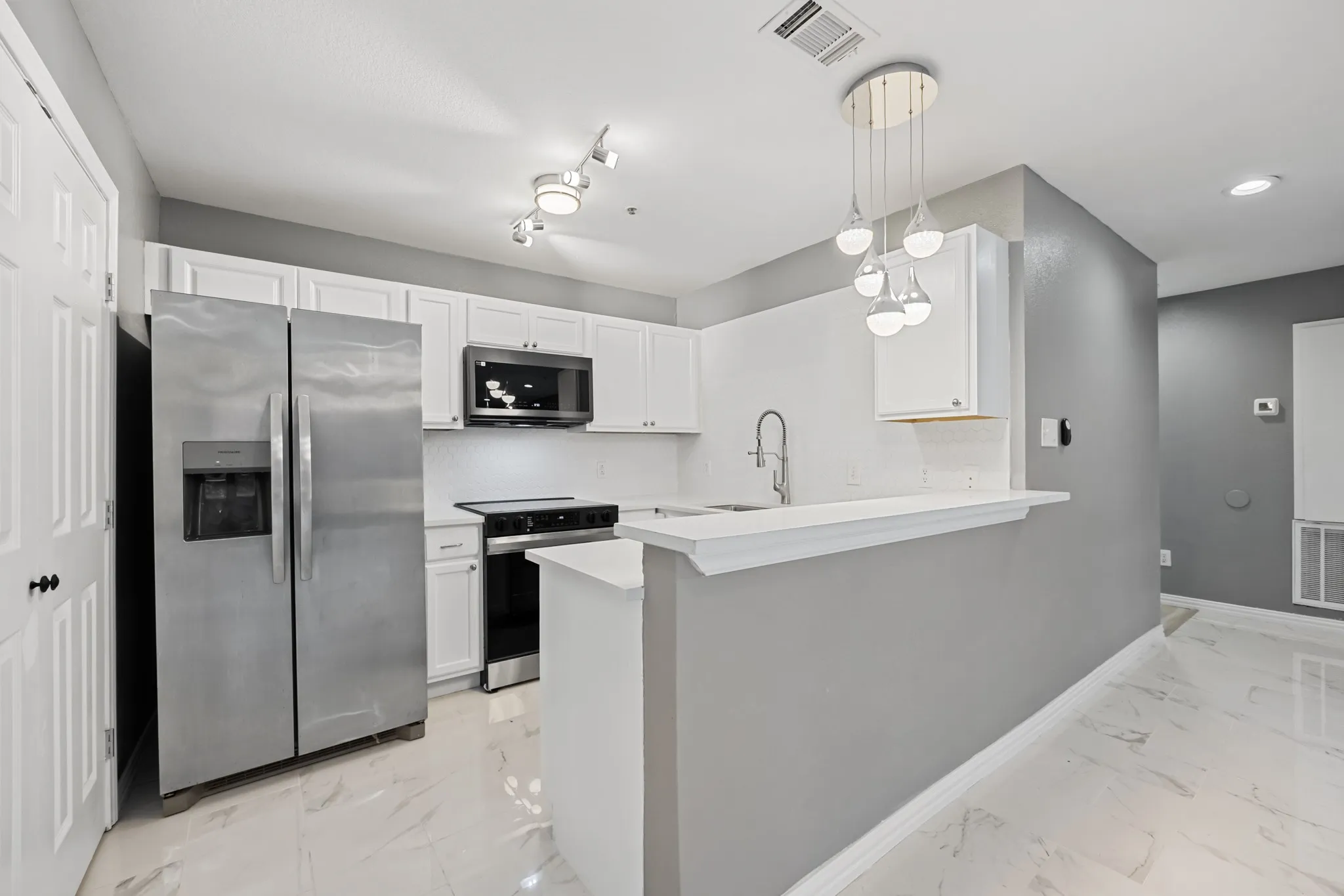 Condominium For Sale in Dallas County , 5905 Lake Hubbard Parkway 152, Garland, Texas 75043, 2 Bedroom, 2 Bathroom, Garage spaces, 916 Sqft, built in 2008, mls#21403958, Real Estate Agent in Garland, Homes For Sale in Dallas county, Homes For Sale in Garland, Realtor in Garland Texas, Real Estate Brokerage Independent Realty Texas, Luminita Cordes Realtor