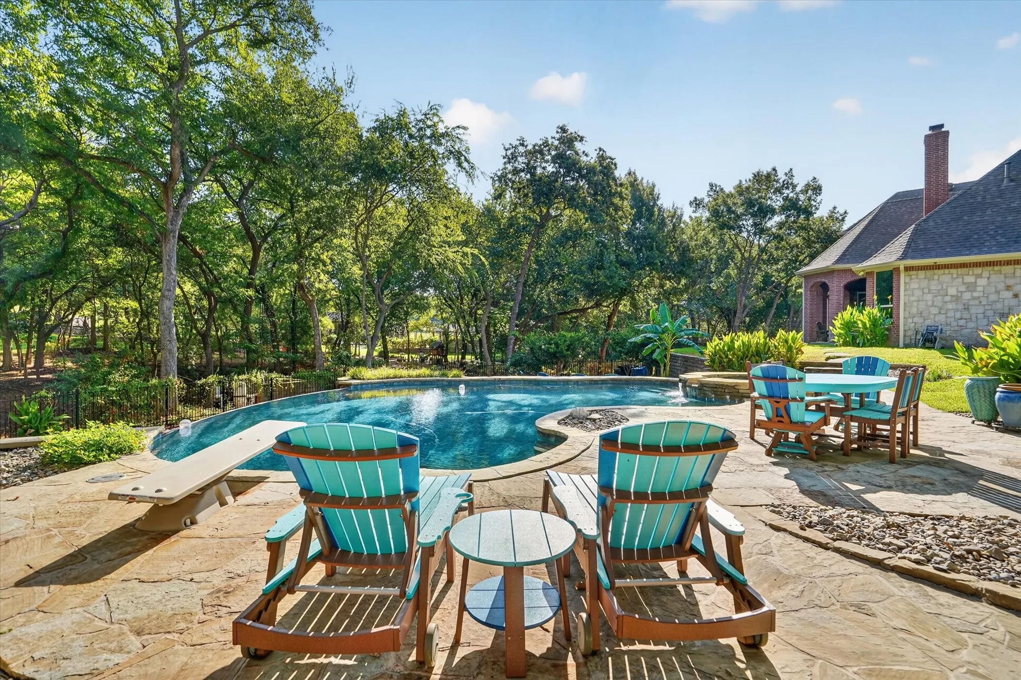 Curved swimming pool with an integrated diving board