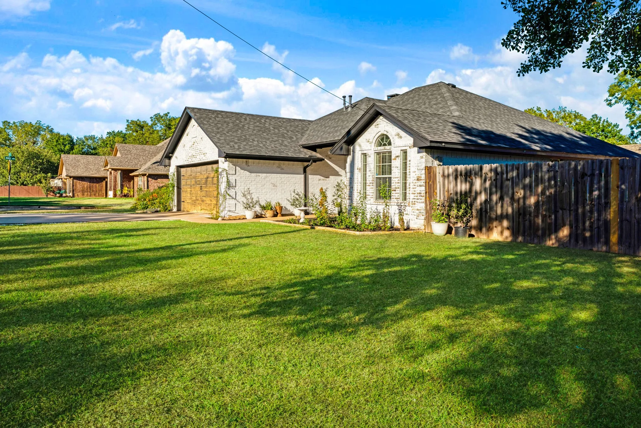 Single Family Residence For Sale in Lamar County , 290 NE 30th Street NE, Paris, Texas 75460, 3 Bedroom, 2 Bathroom, 2 Garage spaces, 1,647 Sqft, built in 2003, mls#21404862, Real Estate Agent in Paris, Homes For Sale in Lamar county, Homes For Sale in Paris, Realtor in Paris Texas, Real Estate Brokerage Independent Realty Texas, Luminita Cordes Realtor