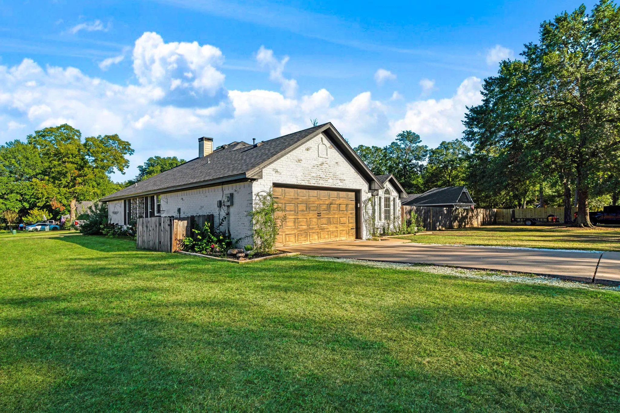 Single Family Residence For Sale in Lamar County , 290 NE 30th Street NE, Paris, Texas 75460, 3 Bedroom, 2 Bathroom, 2 Garage spaces, 1,647 Sqft, built in 2003, mls#21404862, Real Estate Agent in Paris, Homes For Sale in Lamar county, Homes For Sale in Paris, Realtor in Paris Texas, Real Estate Brokerage Independent Realty Texas, Luminita Cordes Realtor