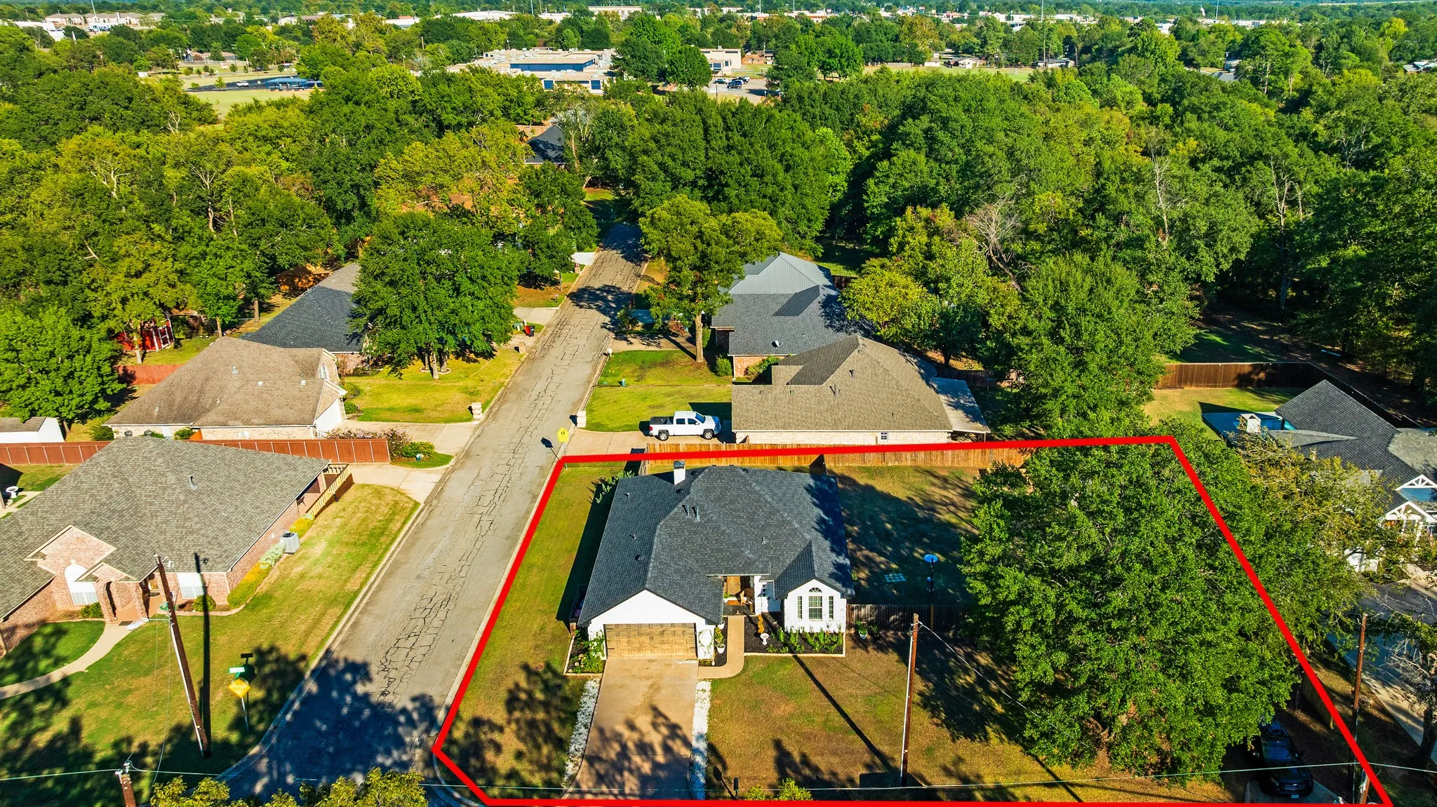 Single Family Residence For Sale in Lamar County , 290 NE 30th Street NE, Paris, Texas 75460, 3 Bedroom, 2 Bathroom, 2 Garage spaces, 1,647 Sqft, built in 2003, mls#21404862, Real Estate Agent in Paris, Homes For Sale in Lamar county, Homes For Sale in Paris, Realtor in Paris Texas, Real Estate Brokerage Independent Realty Texas, Luminita Cordes Realtor