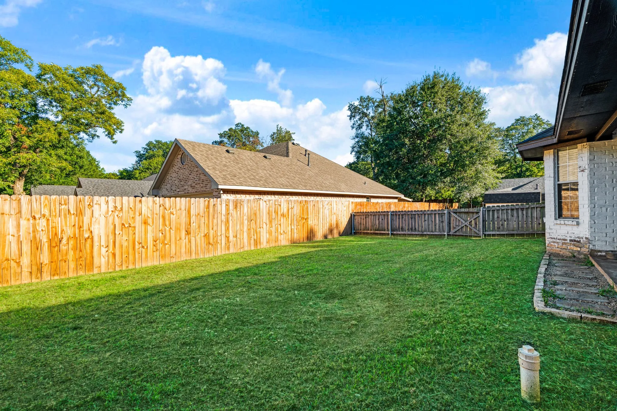 Single Family Residence For Sale in Lamar County , 290 NE 30th Street NE, Paris, Texas 75460, 3 Bedroom, 2 Bathroom, 2 Garage spaces, 1,647 Sqft, built in 2003, mls#21404862, Real Estate Agent in Paris, Homes For Sale in Lamar county, Homes For Sale in Paris, Realtor in Paris Texas, Real Estate Brokerage Independent Realty Texas, Luminita Cordes Realtor