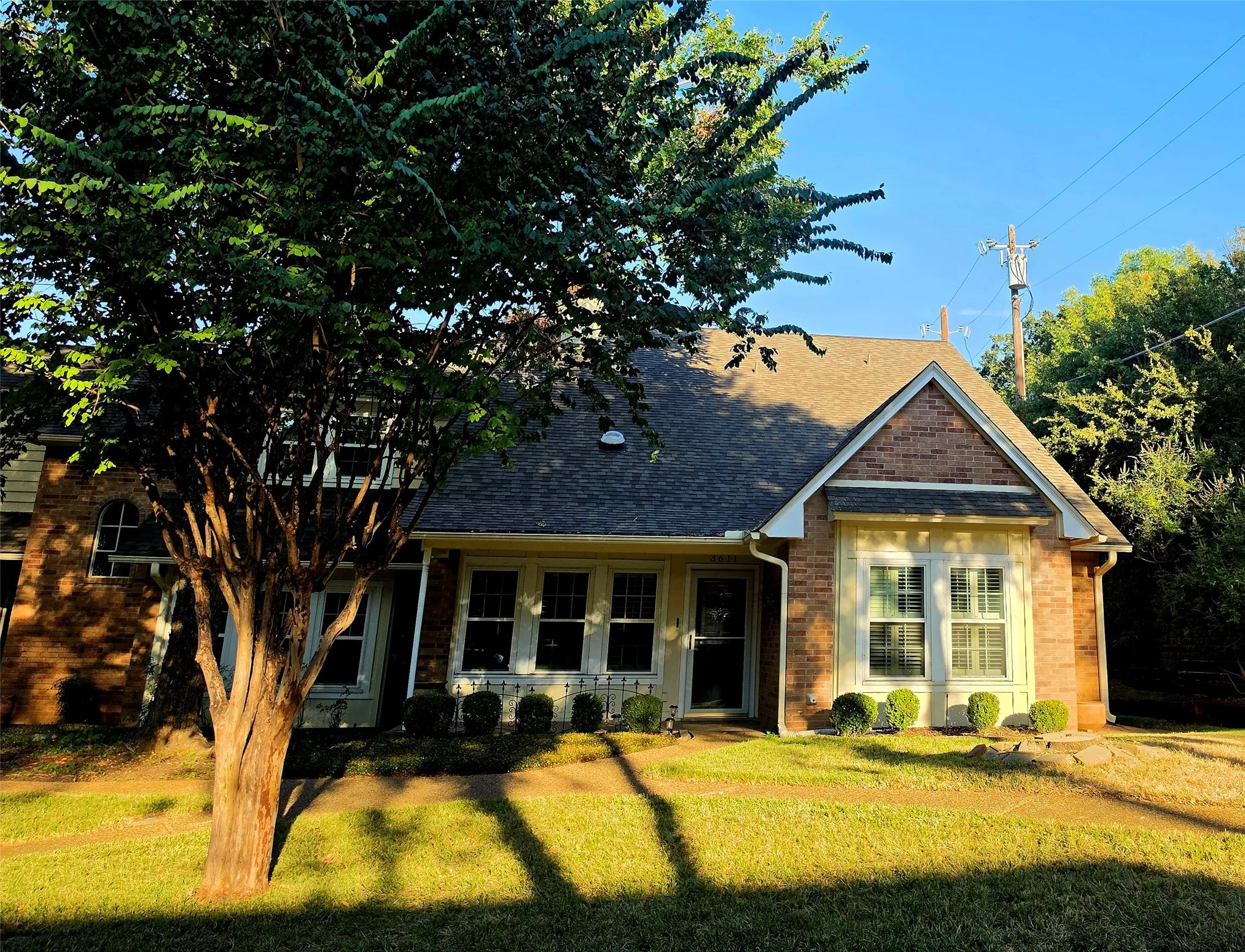 Townhouse For Rent in Tarrant County , 3611 Soft Wind Court, Grapevine, Texas 76051, 2 Bedroom, 4 Bathroom, 2 Garage spaces, 2,052 Sqft, built in 1985, mls#21404890, Real Estate Agent in Grapevine, Homes For Rent in Tarrant county, Homes For Rent in Grapevine, Realtor in Grapevine Texas, Real Estate Brokerage Independent Realty Texas, Luminita Cordes Realtor