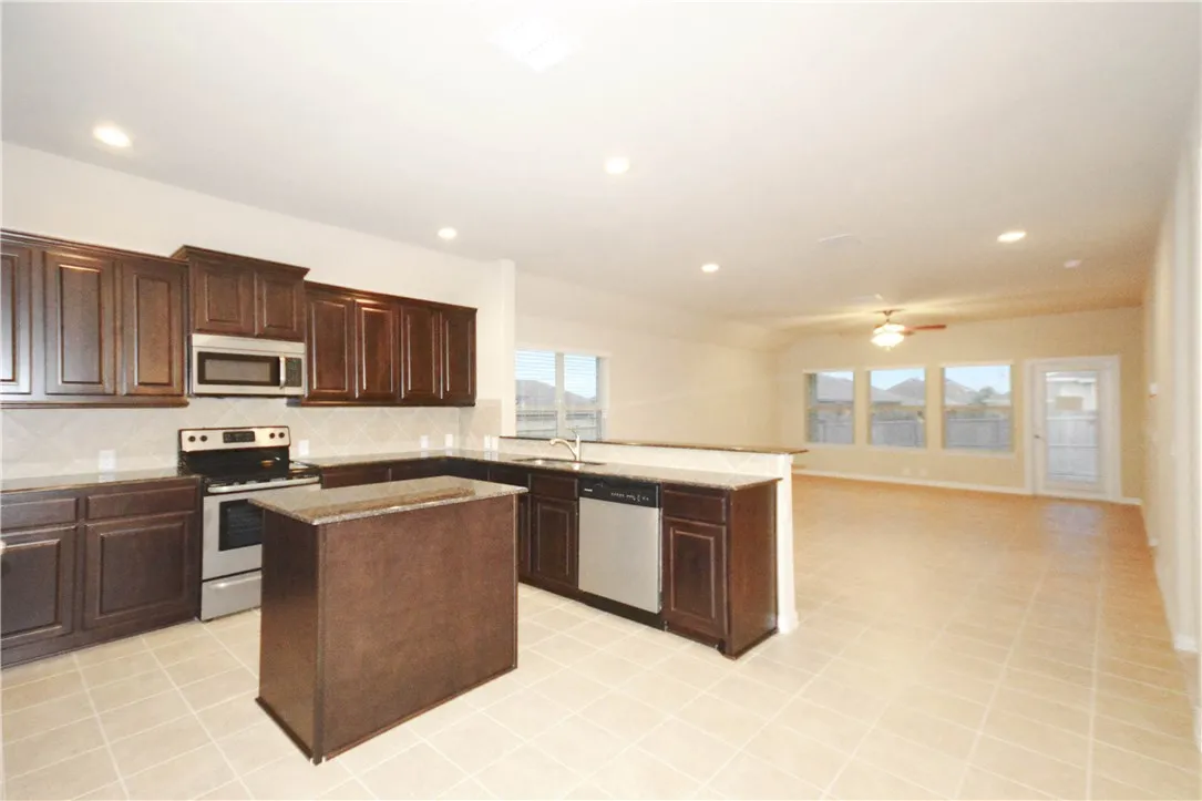 Single Family Residence For Rent in Ellis County , 118 Eagle Feather, Waxahachie, Texas 75165, 4 Bedroom, 3 Bathroom, 2 Garage spaces, 2,574 Sqft, built in 2016, mls#21404970, Real Estate Agent in Waxahachie, Homes For Rent in Ellis county, Homes For Rent in Waxahachie, Realtor in Waxahachie Texas, Real Estate Brokerage Independent Realty Texas, Luminita Cordes Realtor