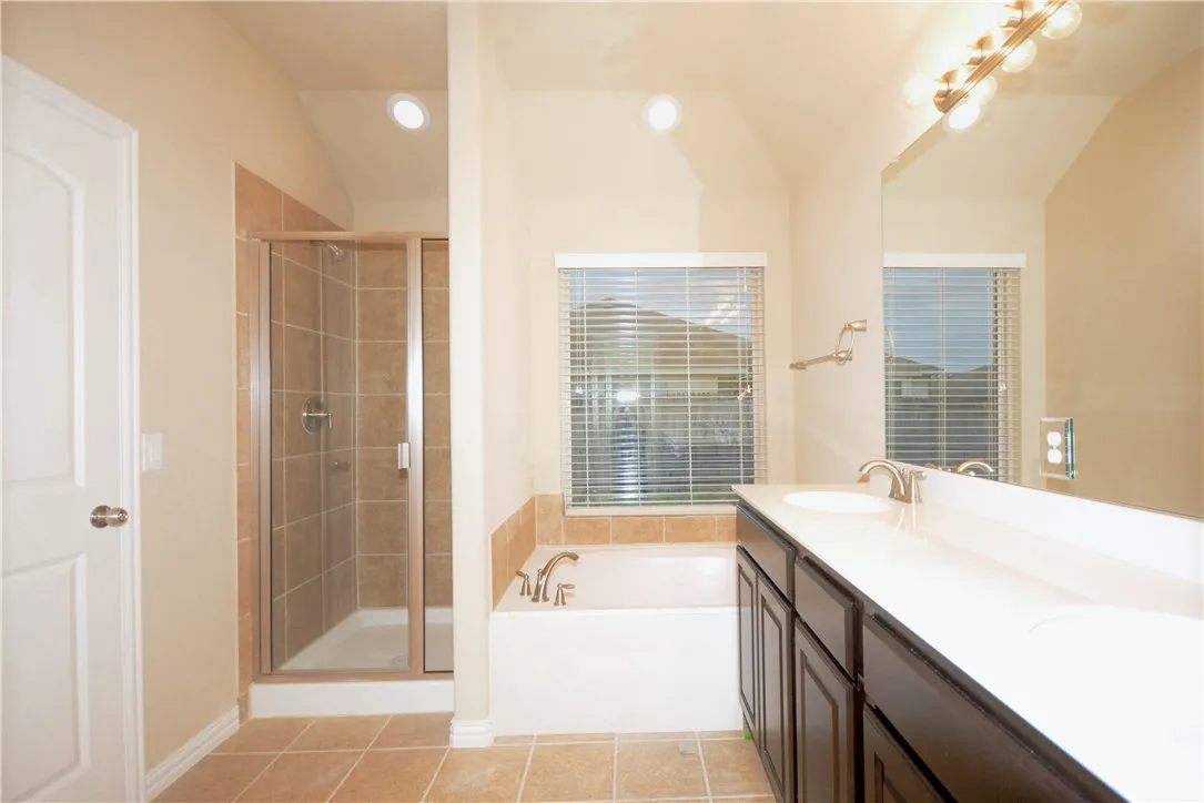 Single Family Residence For Rent in Ellis County , 118 Eagle Feather, Waxahachie, Texas 75165, 4 Bedroom, 3 Bathroom, 2 Garage spaces, 2,574 Sqft, built in 2016, mls#21404970, Real Estate Agent in Waxahachie, Homes For Rent in Ellis county, Homes For Rent in Waxahachie, Realtor in Waxahachie Texas, Real Estate Brokerage Independent Realty Texas, Luminita Cordes Realtor