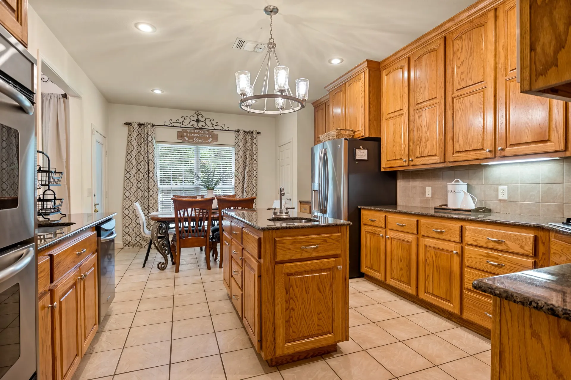 Single Family Residence For Sale in Titus County , 910 Holly Hill, Mt Pleasant, Texas 75455, 4 Bedroom, 3 Bathroom, 2 Garage spaces, 2,800 Sqft, built in 2005, mls#21402372, Real Estate Agent in Mt Pleasant, Homes For Sale in Titus county, Homes For Sale in Mt Pleasant, Realtor in Mt Pleasant Texas, Real Estate Brokerage Independent Realty Texas, Luminita Cordes Realtor