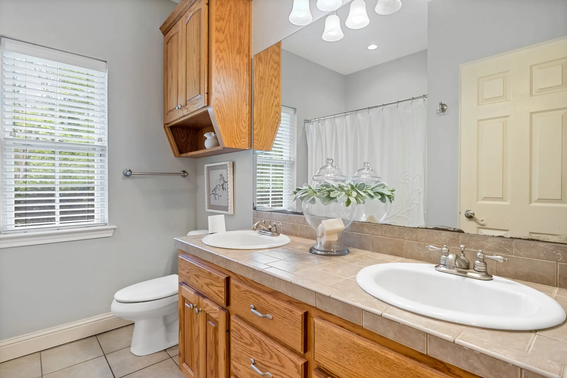 Single Family Residence For Sale in Titus County , 910 Holly Hill, Mt Pleasant, Texas 75455, 4 Bedroom, 3 Bathroom, 2 Garage spaces, 2,800 Sqft, built in 2005, mls#21402372, Real Estate Agent in Mt Pleasant, Homes For Sale in Titus county, Homes For Sale in Mt Pleasant, Realtor in Mt Pleasant Texas, Real Estate Brokerage Independent Realty Texas, Luminita Cordes Realtor