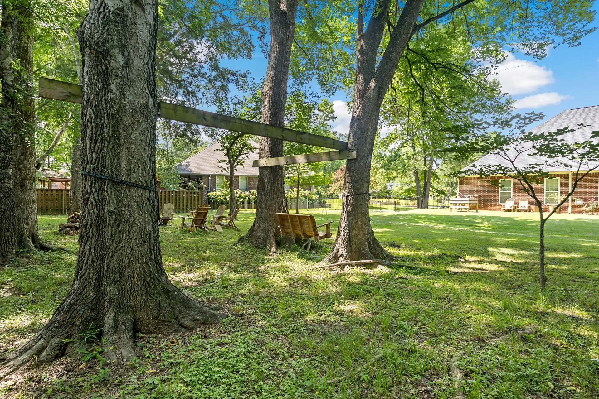 Single Family Residence For Sale in Titus County , 910 Holly Hill, Mt Pleasant, Texas 75455, 4 Bedroom, 3 Bathroom, 2 Garage spaces, 2,800 Sqft, built in 2005, mls#21402372, Real Estate Agent in Mt Pleasant, Homes For Sale in Titus county, Homes For Sale in Mt Pleasant, Realtor in Mt Pleasant Texas, Real Estate Brokerage Independent Realty Texas, Luminita Cordes Realtor