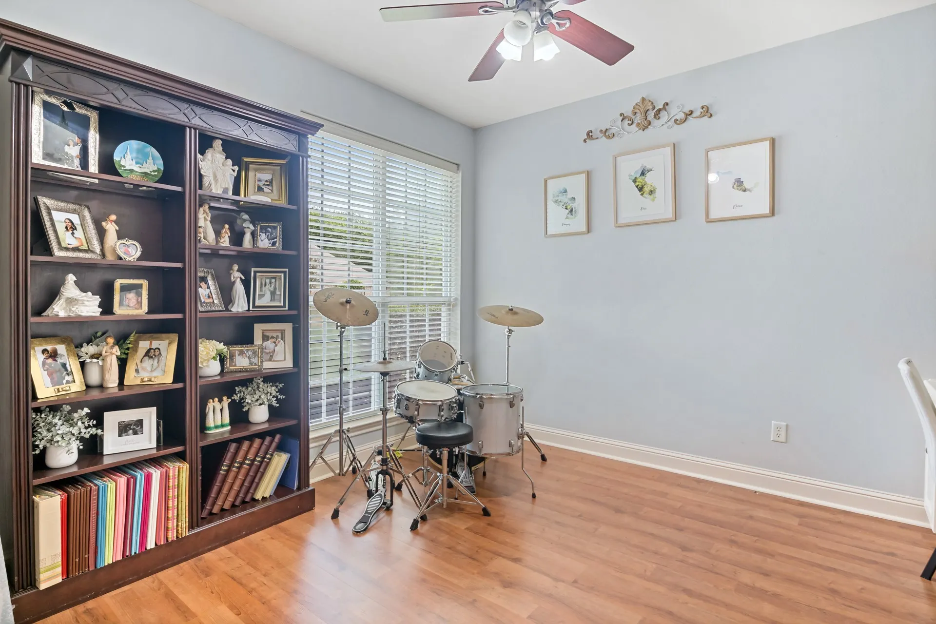 Single Family Residence For Sale in Titus County , 910 Holly Hill, Mt Pleasant, Texas 75455, 4 Bedroom, 3 Bathroom, 2 Garage spaces, 2,800 Sqft, built in 2005, mls#21402372, Real Estate Agent in Mt Pleasant, Homes For Sale in Titus county, Homes For Sale in Mt Pleasant, Realtor in Mt Pleasant Texas, Real Estate Brokerage Independent Realty Texas, Luminita Cordes Realtor