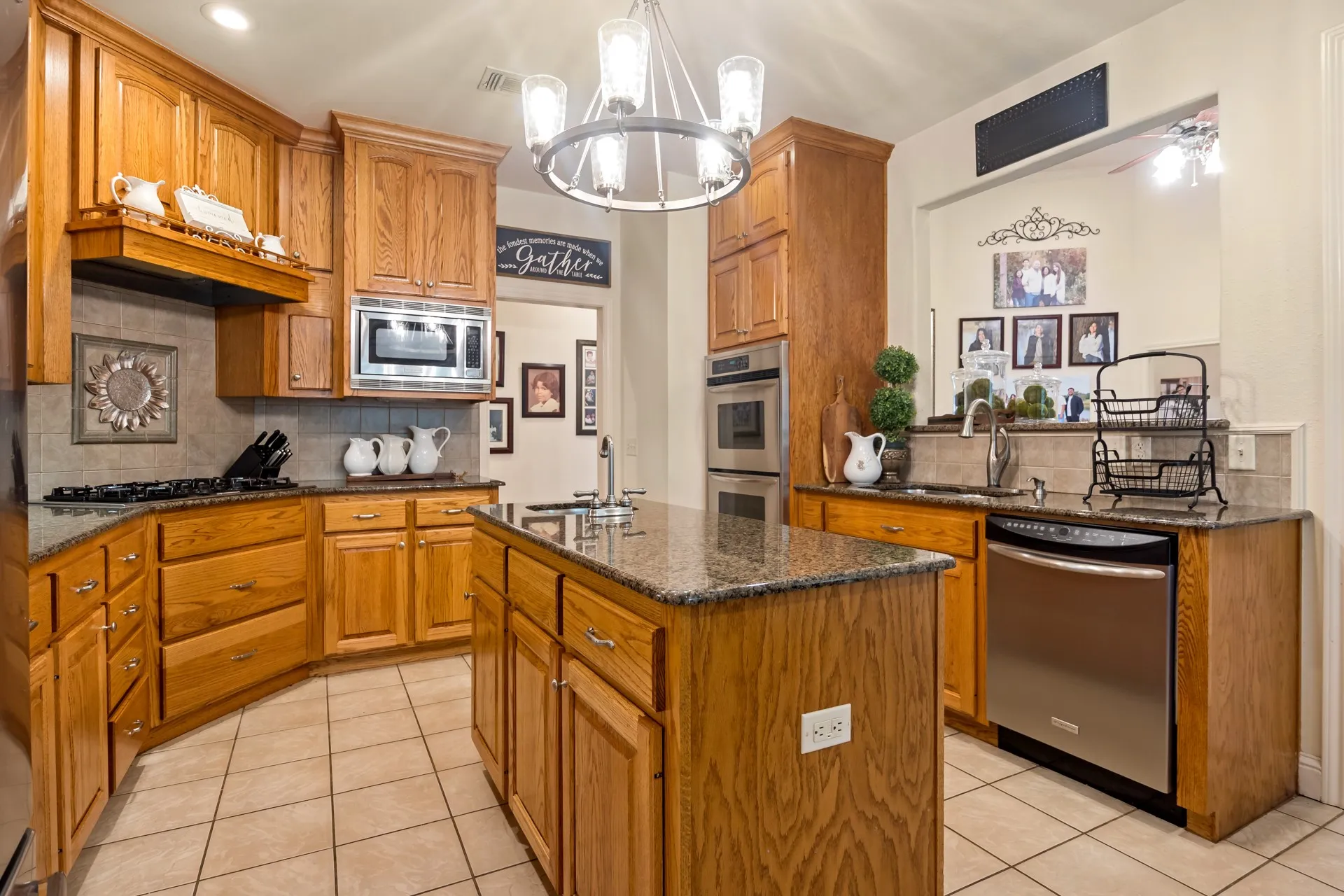 Single Family Residence For Sale in Titus County , 910 Holly Hill, Mt Pleasant, Texas 75455, 4 Bedroom, 3 Bathroom, 2 Garage spaces, 2,800 Sqft, built in 2005, mls#21402372, Real Estate Agent in Mt Pleasant, Homes For Sale in Titus county, Homes For Sale in Mt Pleasant, Realtor in Mt Pleasant Texas, Real Estate Brokerage Independent Realty Texas, Luminita Cordes Realtor