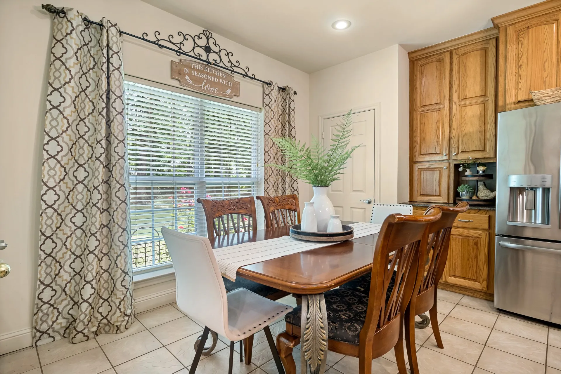 Single Family Residence For Sale in Titus County , 910 Holly Hill, Mt Pleasant, Texas 75455, 4 Bedroom, 3 Bathroom, 2 Garage spaces, 2,800 Sqft, built in 2005, mls#21402372, Real Estate Agent in Mt Pleasant, Homes For Sale in Titus county, Homes For Sale in Mt Pleasant, Realtor in Mt Pleasant Texas, Real Estate Brokerage Independent Realty Texas, Luminita Cordes Realtor