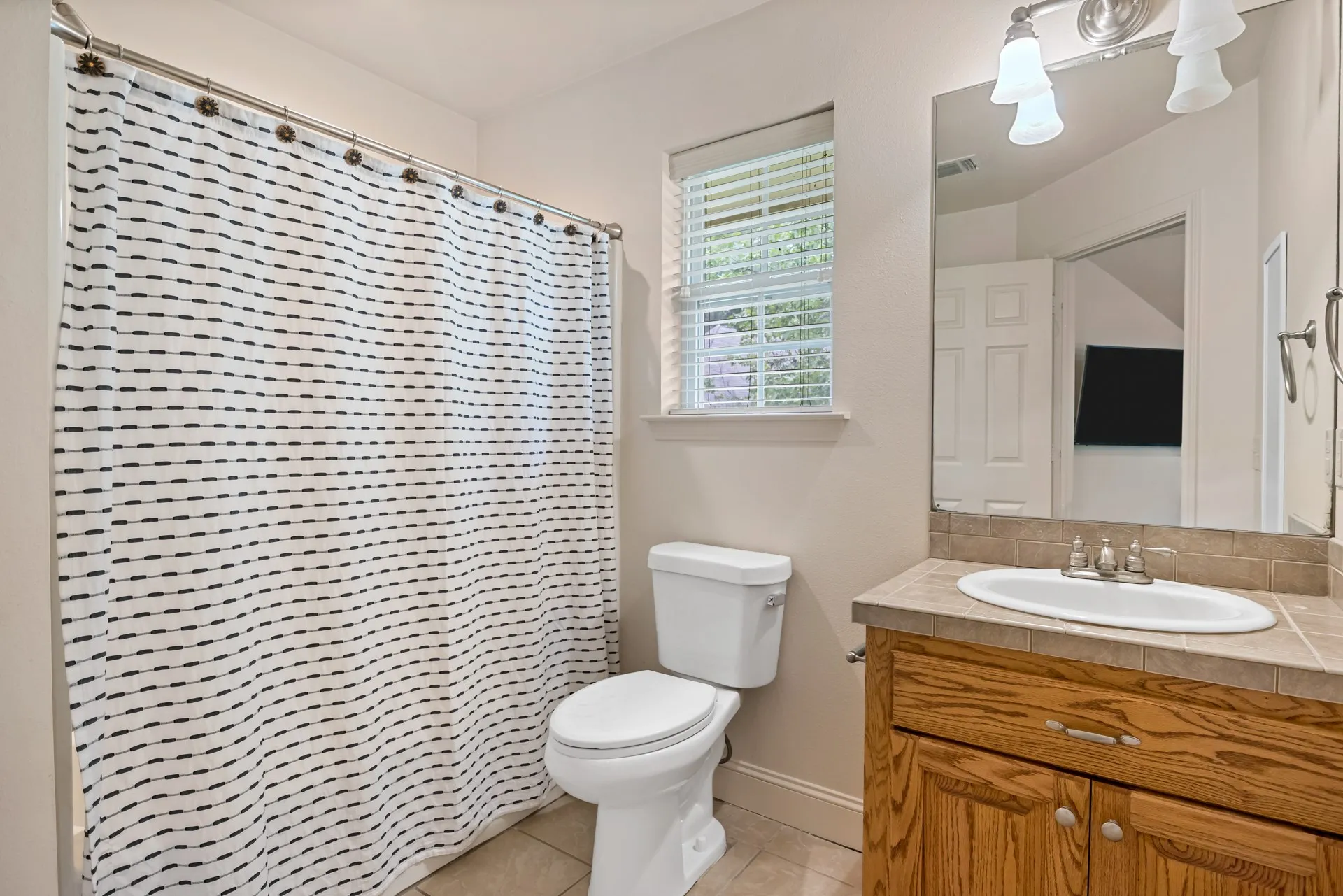 Single Family Residence For Sale in Titus County , 910 Holly Hill, Mt Pleasant, Texas 75455, 4 Bedroom, 3 Bathroom, 2 Garage spaces, 2,800 Sqft, built in 2005, mls#21402372, Real Estate Agent in Mt Pleasant, Homes For Sale in Titus county, Homes For Sale in Mt Pleasant, Realtor in Mt Pleasant Texas, Real Estate Brokerage Independent Realty Texas, Luminita Cordes Realtor