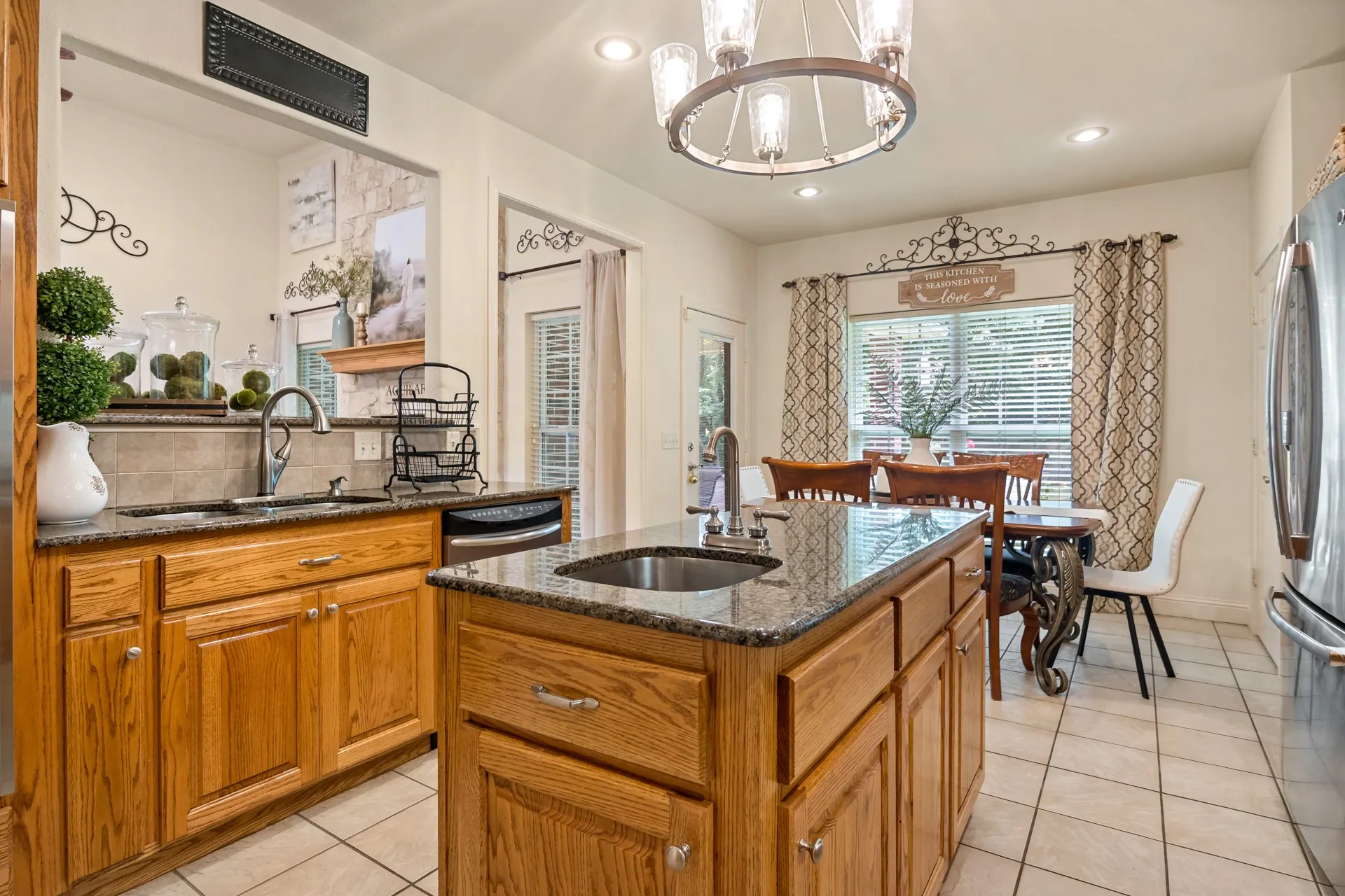 Single Family Residence For Sale in Titus County , 910 Holly Hill, Mt Pleasant, Texas 75455, 4 Bedroom, 3 Bathroom, 2 Garage spaces, 2,800 Sqft, built in 2005, mls#21402372, Real Estate Agent in Mt Pleasant, Homes For Sale in Titus county, Homes For Sale in Mt Pleasant, Realtor in Mt Pleasant Texas, Real Estate Brokerage Independent Realty Texas, Luminita Cordes Realtor