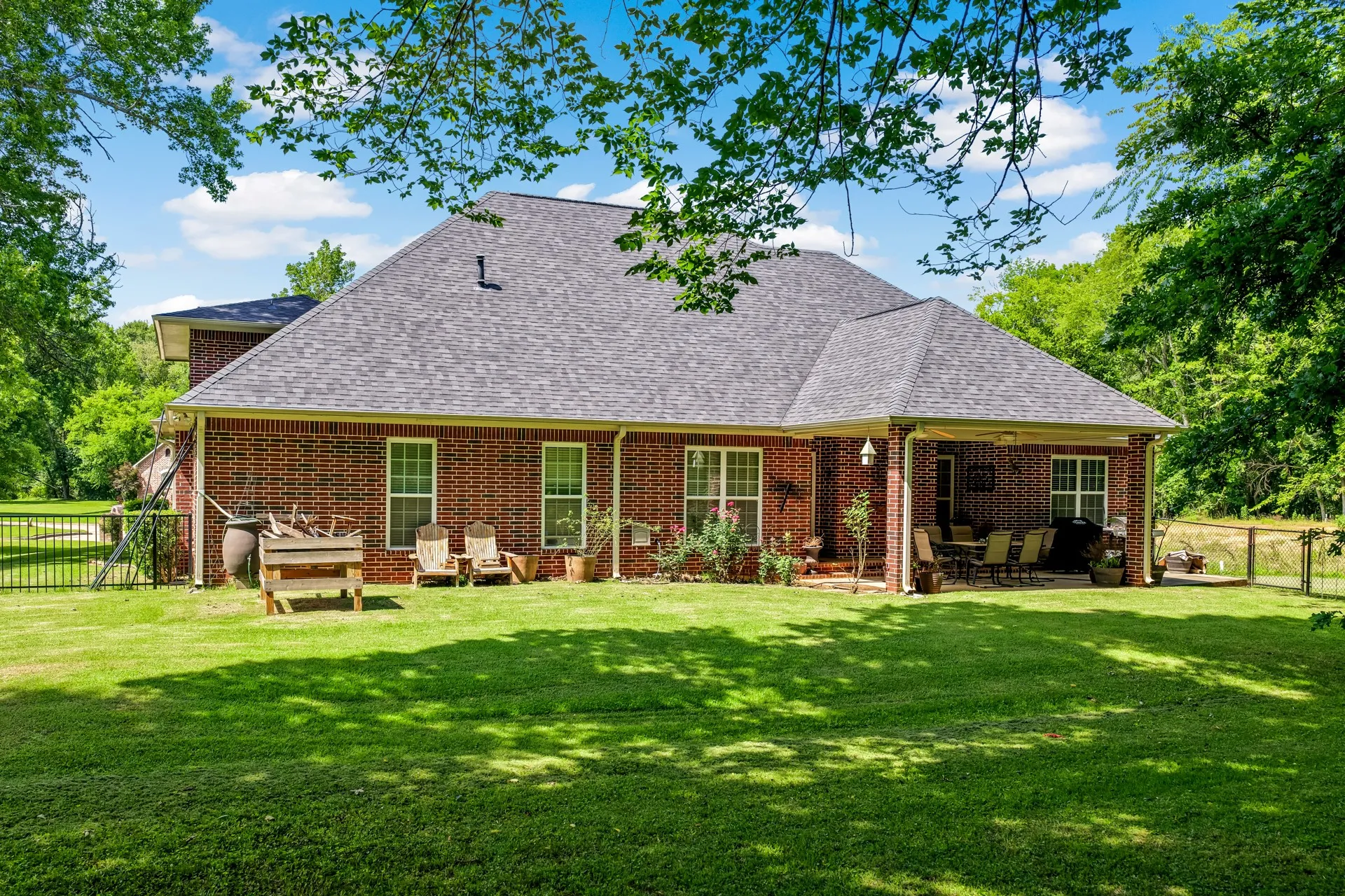 Single Family Residence For Sale in Titus County , 910 Holly Hill, Mt Pleasant, Texas 75455, 4 Bedroom, 3 Bathroom, 2 Garage spaces, 2,800 Sqft, built in 2005, mls#21402372, Real Estate Agent in Mt Pleasant, Homes For Sale in Titus county, Homes For Sale in Mt Pleasant, Realtor in Mt Pleasant Texas, Real Estate Brokerage Independent Realty Texas, Luminita Cordes Realtor