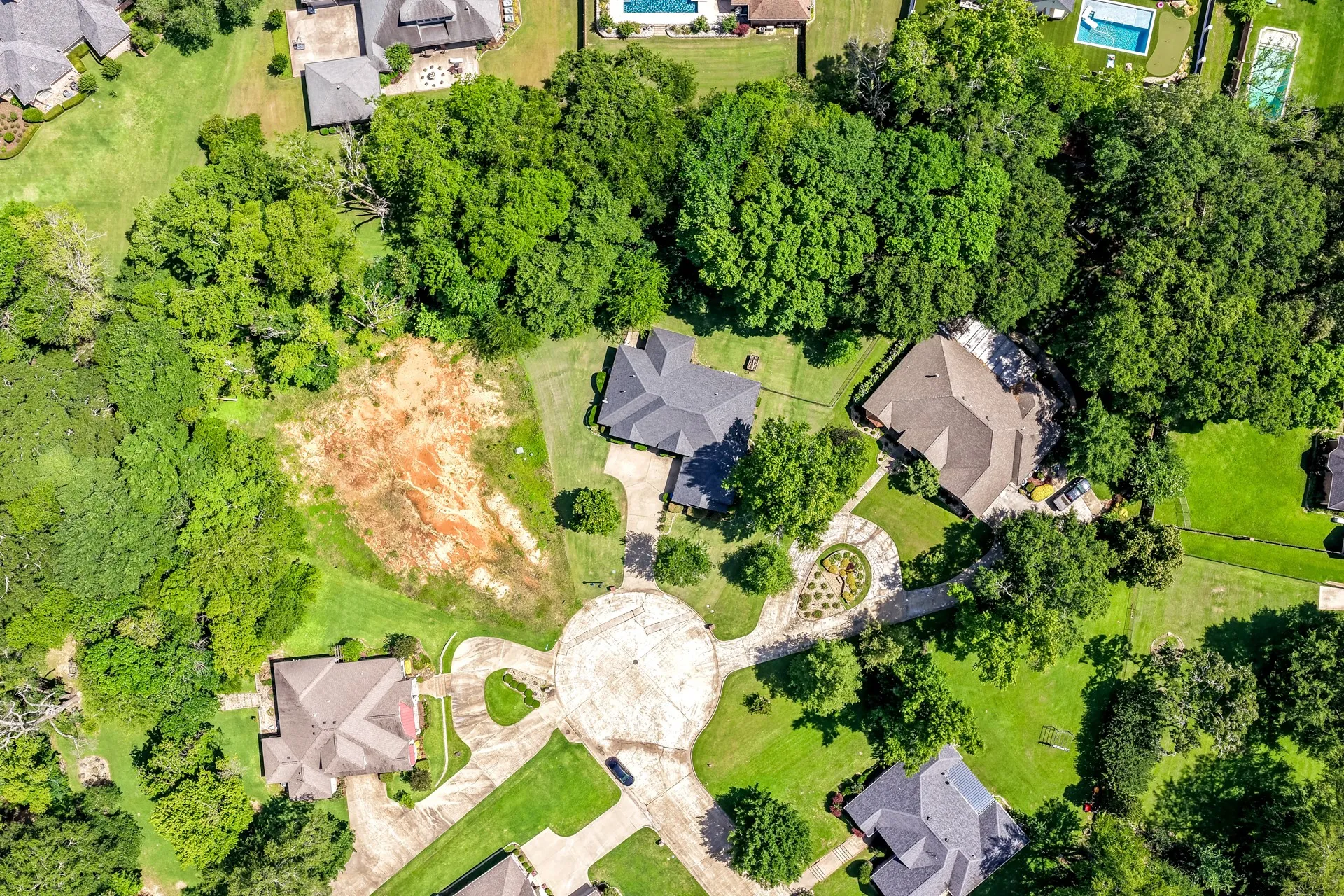 Single Family Residence For Sale in Titus County , 910 Holly Hill, Mt Pleasant, Texas 75455, 4 Bedroom, 3 Bathroom, 2 Garage spaces, 2,800 Sqft, built in 2005, mls#21402372, Real Estate Agent in Mt Pleasant, Homes For Sale in Titus county, Homes For Sale in Mt Pleasant, Realtor in Mt Pleasant Texas, Real Estate Brokerage Independent Realty Texas, Luminita Cordes Realtor