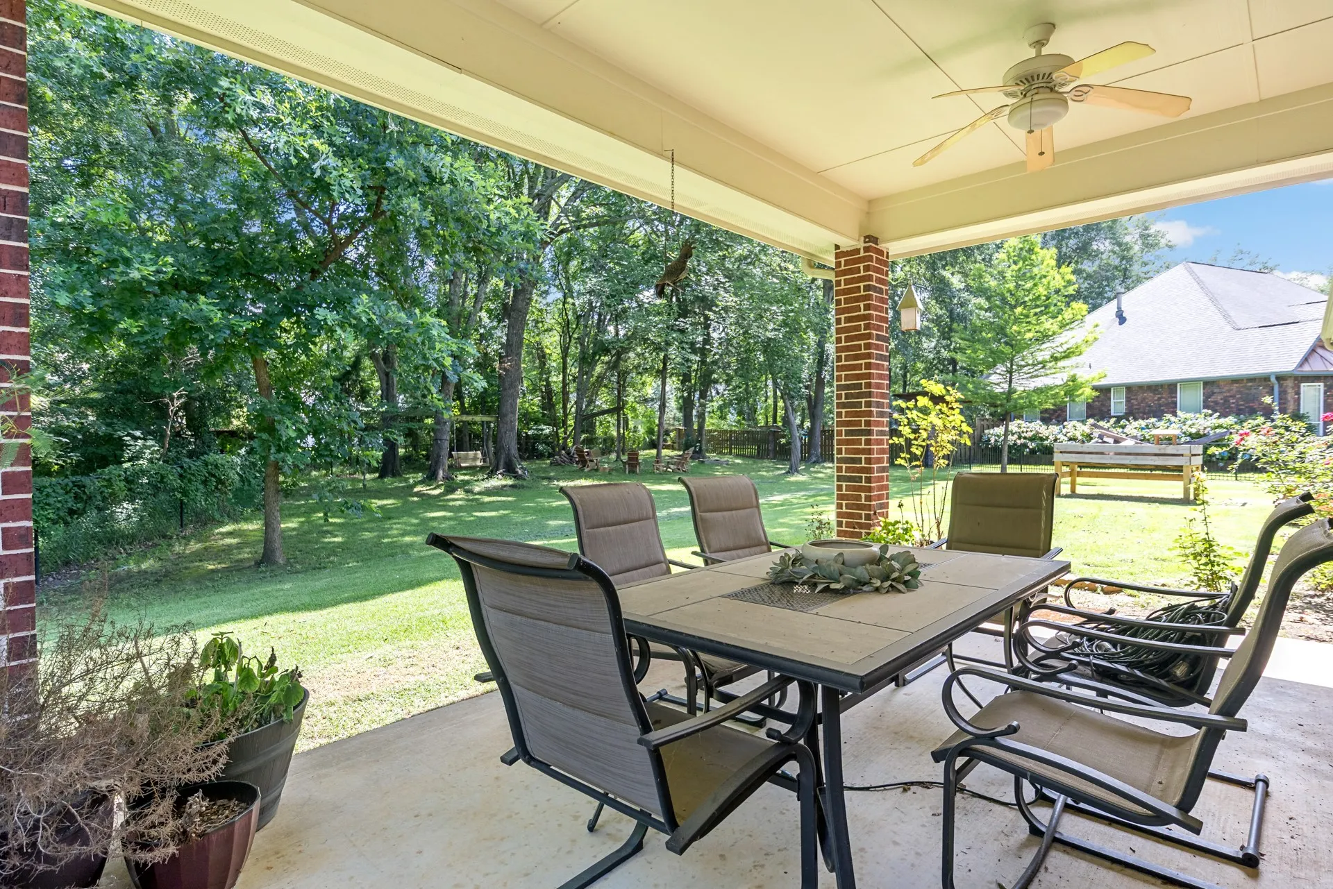 Single Family Residence For Sale in Titus County , 910 Holly Hill, Mt Pleasant, Texas 75455, 4 Bedroom, 3 Bathroom, 2 Garage spaces, 2,800 Sqft, built in 2005, mls#21402372, Real Estate Agent in Mt Pleasant, Homes For Sale in Titus county, Homes For Sale in Mt Pleasant, Realtor in Mt Pleasant Texas, Real Estate Brokerage Independent Realty Texas, Luminita Cordes Realtor