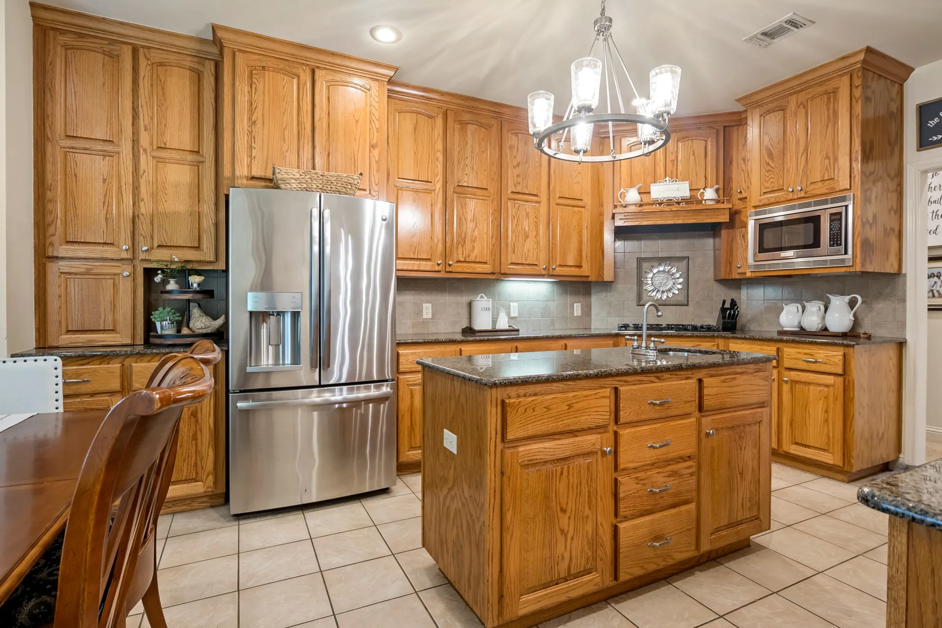 Single Family Residence For Sale in Titus County , 910 Holly Hill, Mt Pleasant, Texas 75455, 4 Bedroom, 3 Bathroom, 2 Garage spaces, 2,800 Sqft, built in 2005, mls#21402372, Real Estate Agent in Mt Pleasant, Homes For Sale in Titus county, Homes For Sale in Mt Pleasant, Realtor in Mt Pleasant Texas, Real Estate Brokerage Independent Realty Texas, Luminita Cordes Realtor
