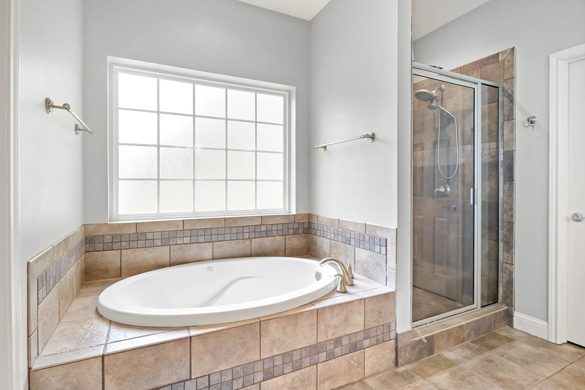 Single Family Residence For Sale in Titus County , 910 Holly Hill, Mt Pleasant, Texas 75455, 4 Bedroom, 3 Bathroom, 2 Garage spaces, 2,800 Sqft, built in 2005, mls#21402372, Real Estate Agent in Mt Pleasant, Homes For Sale in Titus county, Homes For Sale in Mt Pleasant, Realtor in Mt Pleasant Texas, Real Estate Brokerage Independent Realty Texas, Luminita Cordes Realtor