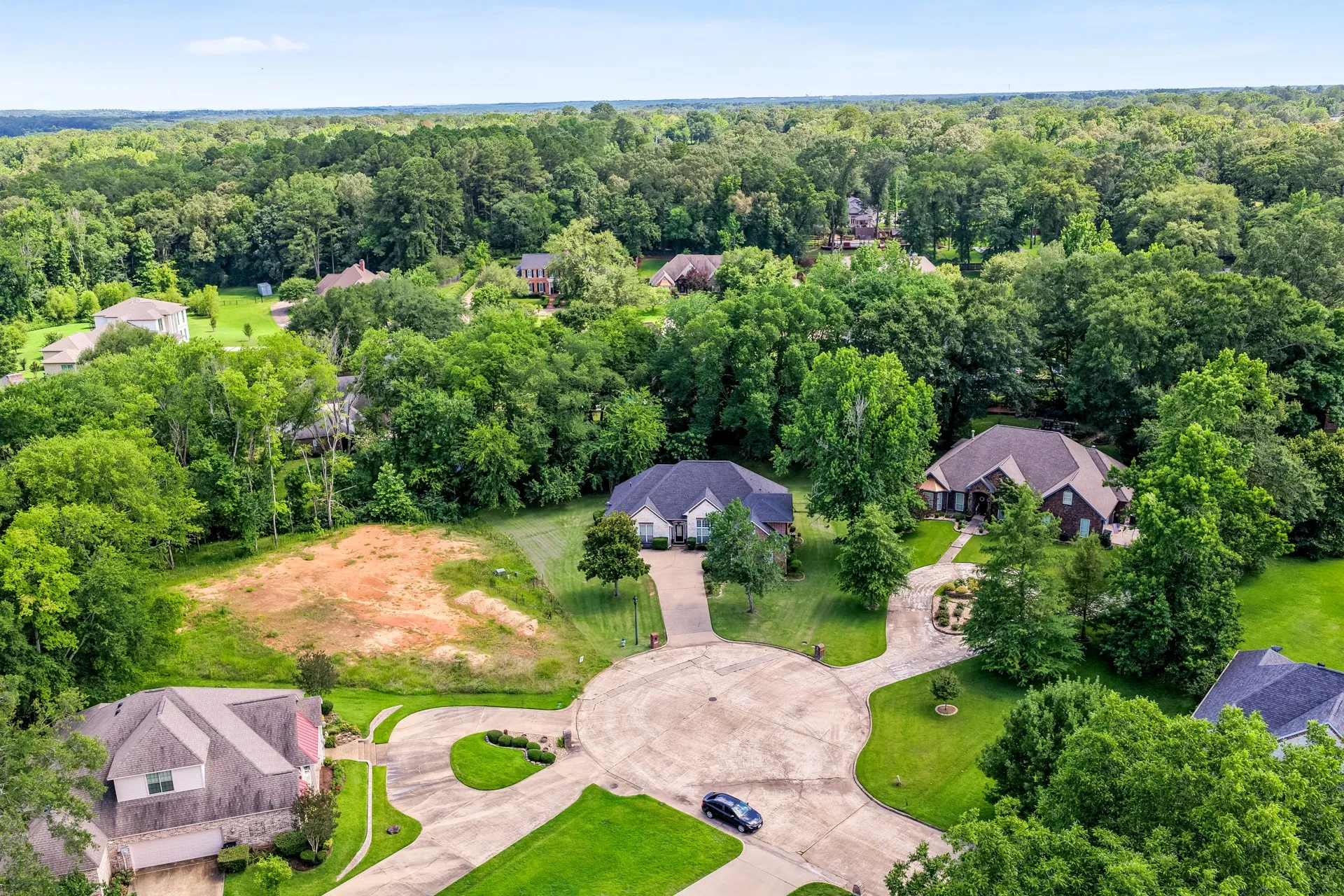 Single Family Residence For Sale in Titus County , 910 Holly Hill, Mt Pleasant, Texas 75455, 4 Bedroom, 3 Bathroom, 2 Garage spaces, 2,800 Sqft, built in 2005, mls#21402372, Real Estate Agent in Mt Pleasant, Homes For Sale in Titus county, Homes For Sale in Mt Pleasant, Realtor in Mt Pleasant Texas, Real Estate Brokerage Independent Realty Texas, Luminita Cordes Realtor
