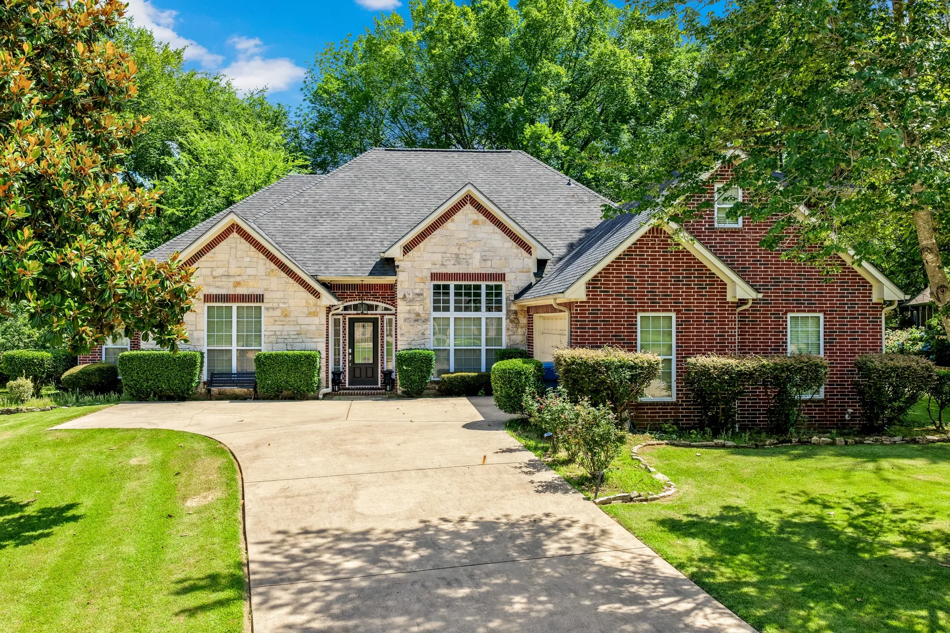 Single Family Residence For Sale in Titus County , 910 Holly Hill, Mt Pleasant, Texas 75455, 4 Bedroom, 3 Bathroom, 2 Garage spaces, 2,800 Sqft, built in 2005, mls#21402372, Real Estate Agent in Mt Pleasant, Homes For Sale in Titus county, Homes For Sale in Mt Pleasant, Realtor in Mt Pleasant Texas, Real Estate Brokerage Independent Realty Texas, Luminita Cordes Realtor