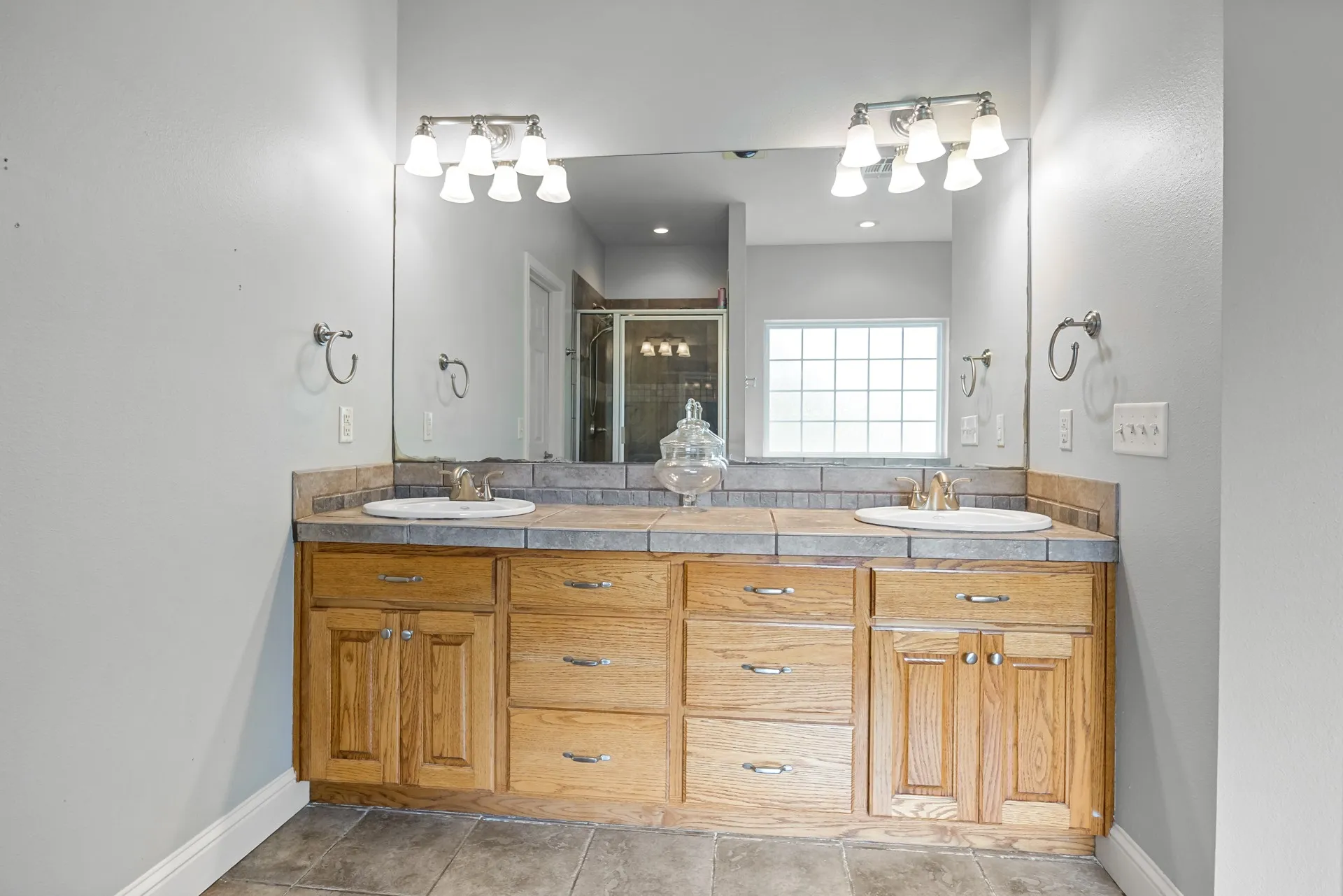 Single Family Residence For Sale in Titus County , 910 Holly Hill, Mt Pleasant, Texas 75455, 4 Bedroom, 3 Bathroom, 2 Garage spaces, 2,800 Sqft, built in 2005, mls#21402372, Real Estate Agent in Mt Pleasant, Homes For Sale in Titus county, Homes For Sale in Mt Pleasant, Realtor in Mt Pleasant Texas, Real Estate Brokerage Independent Realty Texas, Luminita Cordes Realtor