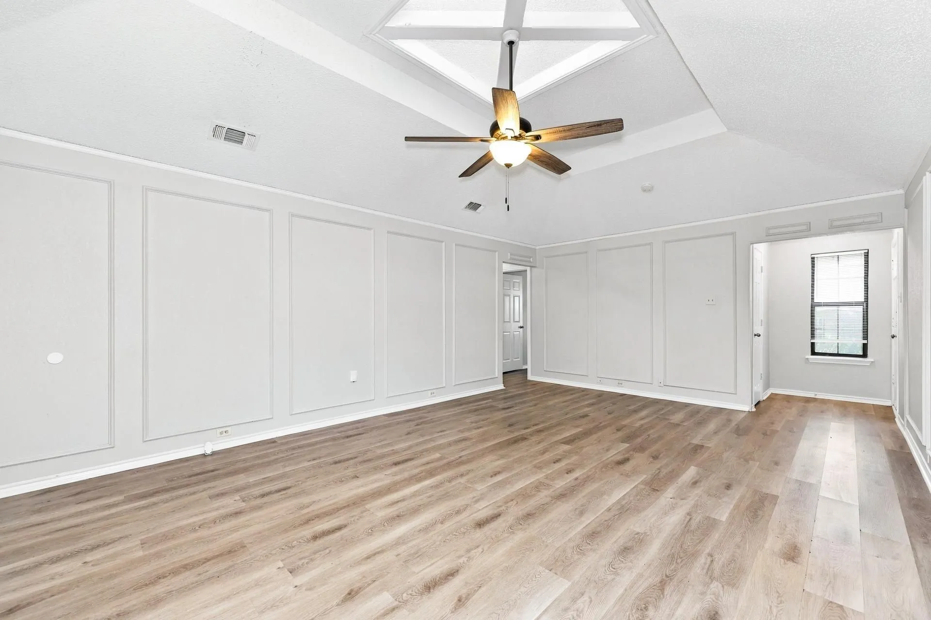 Single Family Residence For Rent in Ellis County , 308 Floyd Street, Waxahachie, Texas 75165, 3 Bedroom, 2 Bathroom, 2 Garage spaces, 1,713 Sqft, built in 1987, mls#21404963, Real Estate Agent in Waxahachie, Homes For Rent in Ellis county, Homes For Rent in Waxahachie, Realtor in Waxahachie Texas, Real Estate Brokerage Independent Realty Texas, Luminita Cordes Realtor