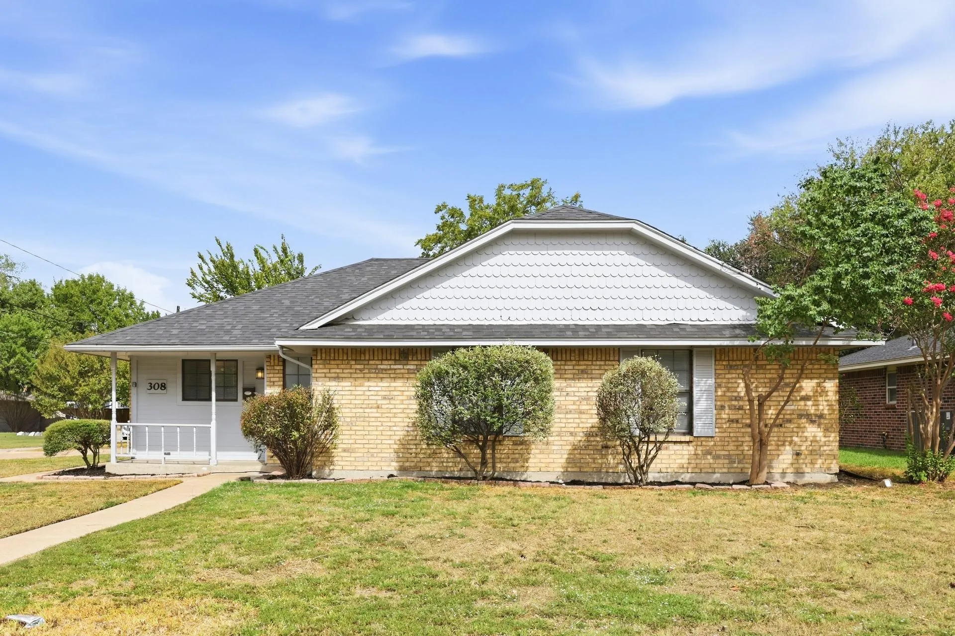 Single Family Residence For Rent in Ellis County , 308 Floyd Street, Waxahachie, Texas 75165, 3 Bedroom, 2 Bathroom, 2 Garage spaces, 1,713 Sqft, built in 1987, mls#21404963, Real Estate Agent in Waxahachie, Homes For Rent in Ellis county, Homes For Rent in Waxahachie, Realtor in Waxahachie Texas, Real Estate Brokerage Independent Realty Texas, Luminita Cordes Realtor
