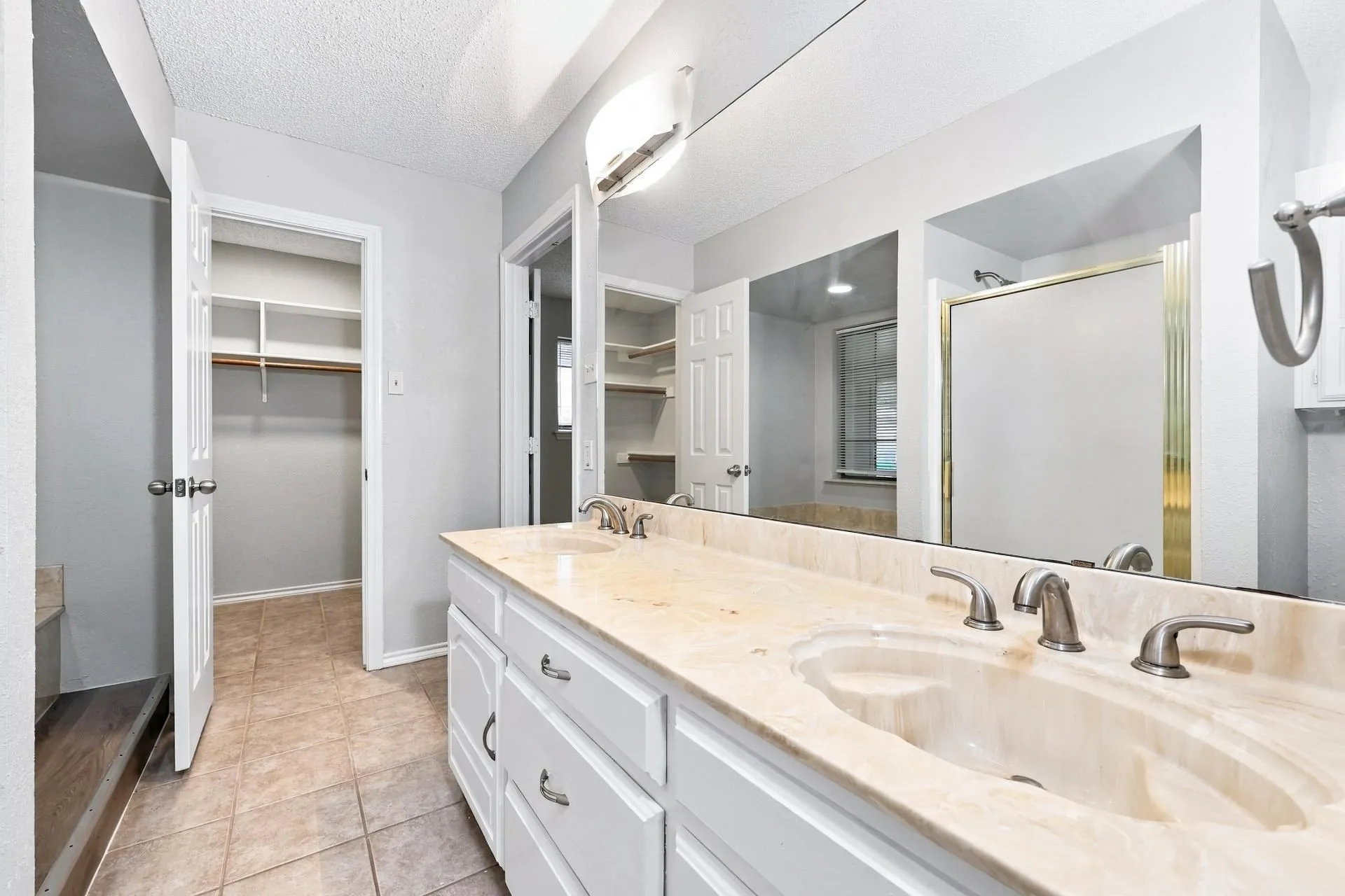 Single Family Residence For Rent in Ellis County , 308 Floyd Street, Waxahachie, Texas 75165, 3 Bedroom, 2 Bathroom, 2 Garage spaces, 1,713 Sqft, built in 1987, mls#21404963, Real Estate Agent in Waxahachie, Homes For Rent in Ellis county, Homes For Rent in Waxahachie, Realtor in Waxahachie Texas, Real Estate Brokerage Independent Realty Texas, Luminita Cordes Realtor