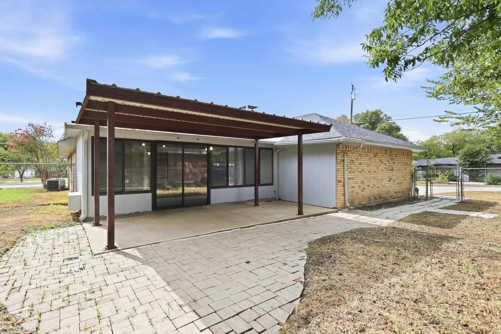 Single Family Residence For Rent in Ellis County , 308 Floyd Street, Waxahachie, Texas 75165, 3 Bedroom, 2 Bathroom, 2 Garage spaces, 1,713 Sqft, built in 1987, mls#21404963, Real Estate Agent in Waxahachie, Homes For Rent in Ellis county, Homes For Rent in Waxahachie, Realtor in Waxahachie Texas, Real Estate Brokerage Independent Realty Texas, Luminita Cordes Realtor