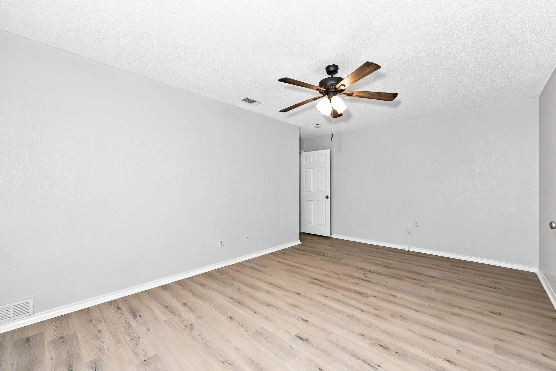 Single Family Residence For Rent in Ellis County , 308 Floyd Street, Waxahachie, Texas 75165, 3 Bedroom, 2 Bathroom, 2 Garage spaces, 1,713 Sqft, built in 1987, mls#21404963, Real Estate Agent in Waxahachie, Homes For Rent in Ellis county, Homes For Rent in Waxahachie, Realtor in Waxahachie Texas, Real Estate Brokerage Independent Realty Texas, Luminita Cordes Realtor
