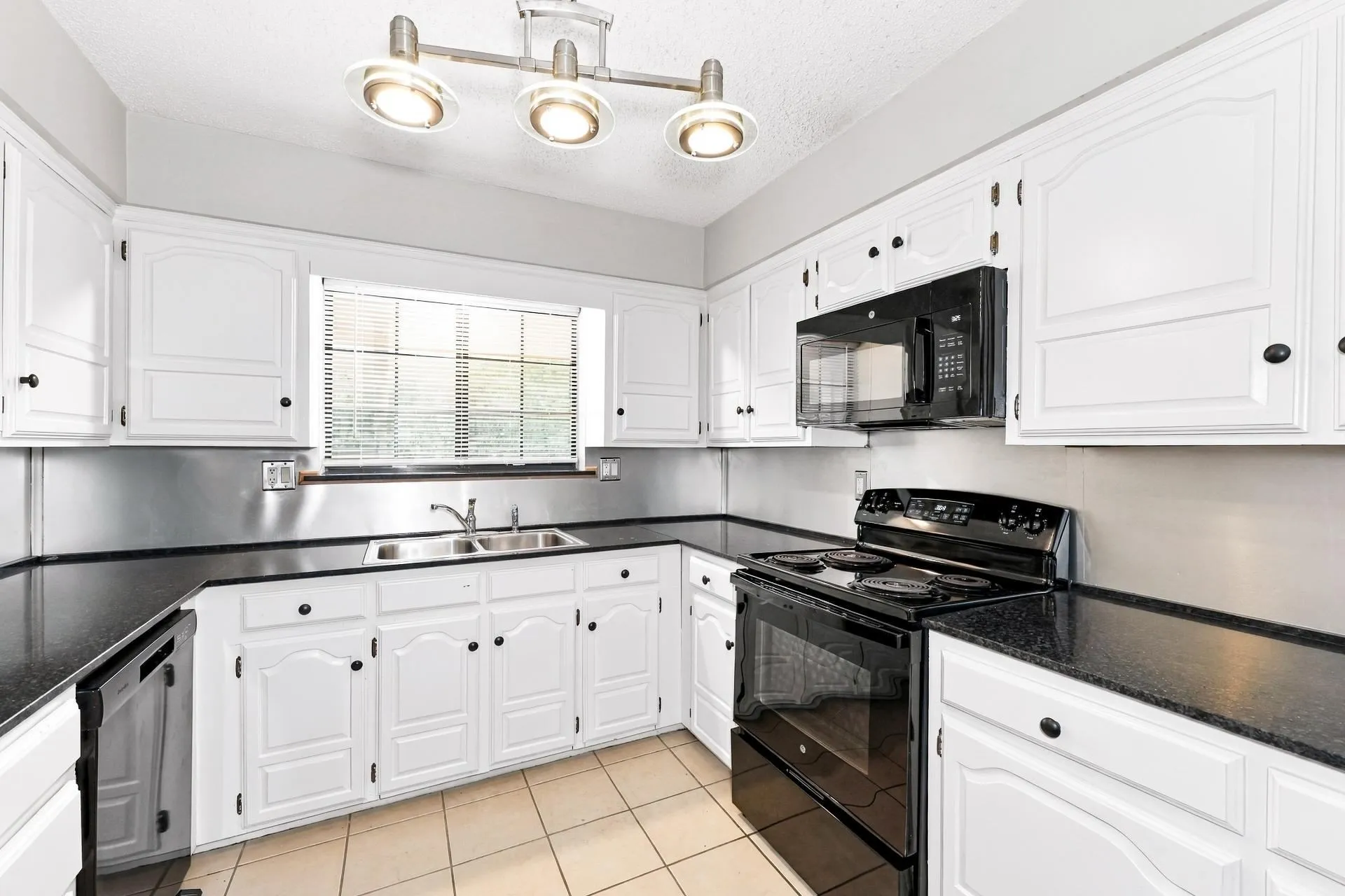 Single Family Residence For Rent in Ellis County , 308 Floyd Street, Waxahachie, Texas 75165, 3 Bedroom, 2 Bathroom, 2 Garage spaces, 1,713 Sqft, built in 1987, mls#21404963, Real Estate Agent in Waxahachie, Homes For Rent in Ellis county, Homes For Rent in Waxahachie, Realtor in Waxahachie Texas, Real Estate Brokerage Independent Realty Texas, Luminita Cordes Realtor