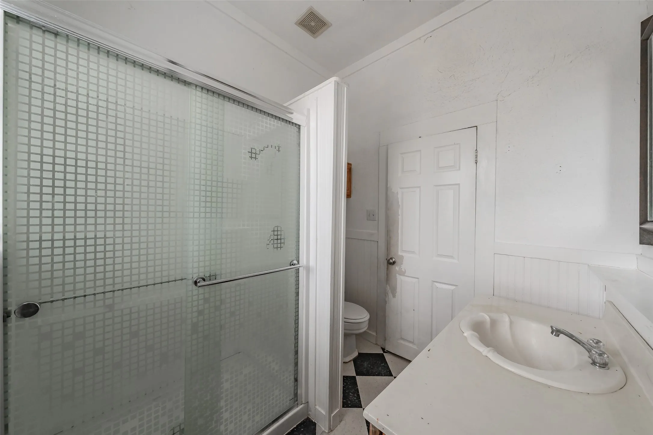 Shower enclosure with patterned frosted glass doors