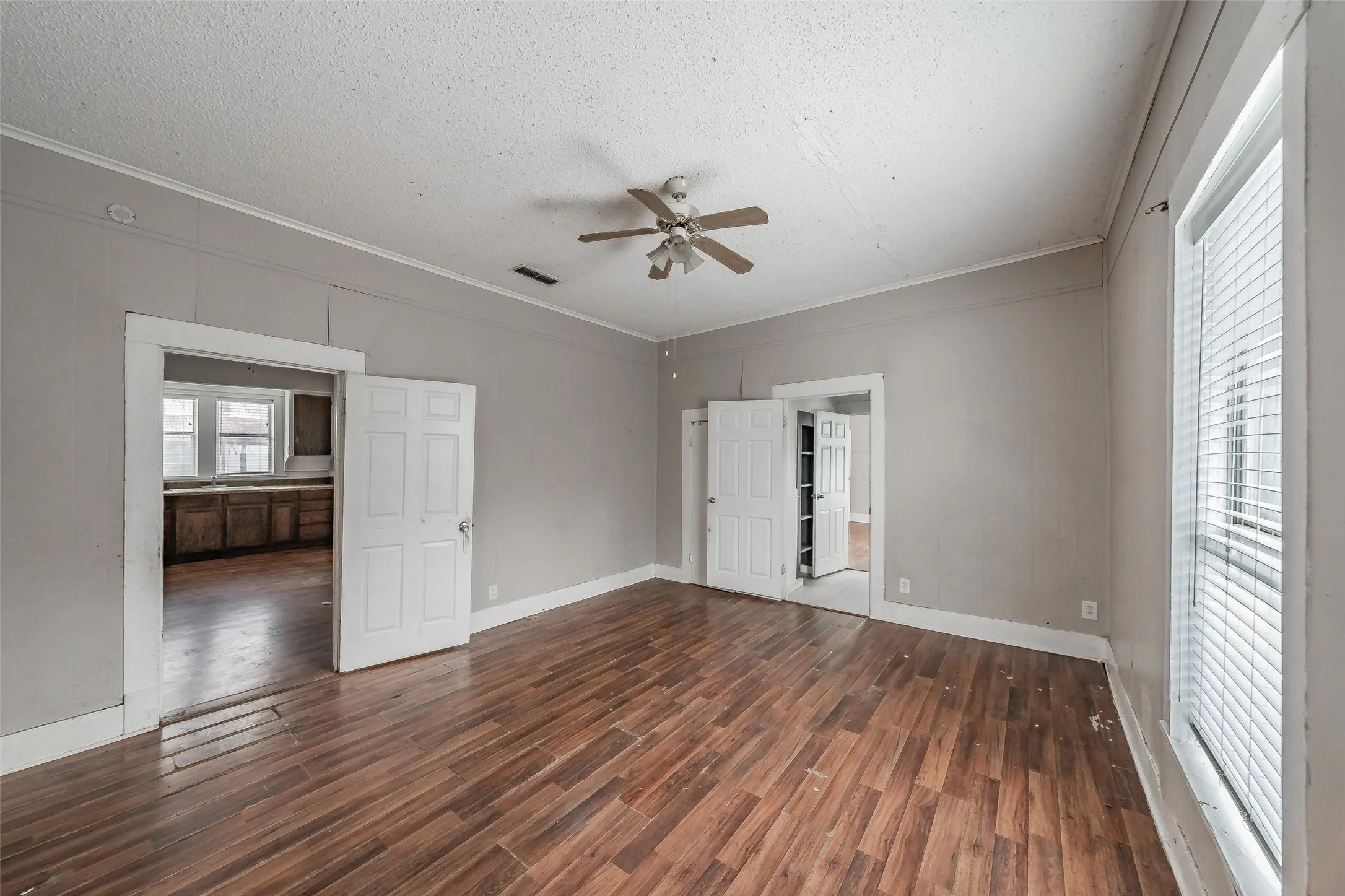 Single Family Residence For Sale in Denton County , 212 N Ruddell Street, Denton, Texas 76205, 3 Bedroom, 2 Bathroom, Garage spaces, 1,408 Sqft, built in 1959, mls#21404772, Real Estate Agent in Denton, Homes For Sale in Denton county, Homes For Sale in Denton, Realtor in Denton Texas, Real Estate Brokerage Independent Realty Texas, Luminita Cordes Realtor