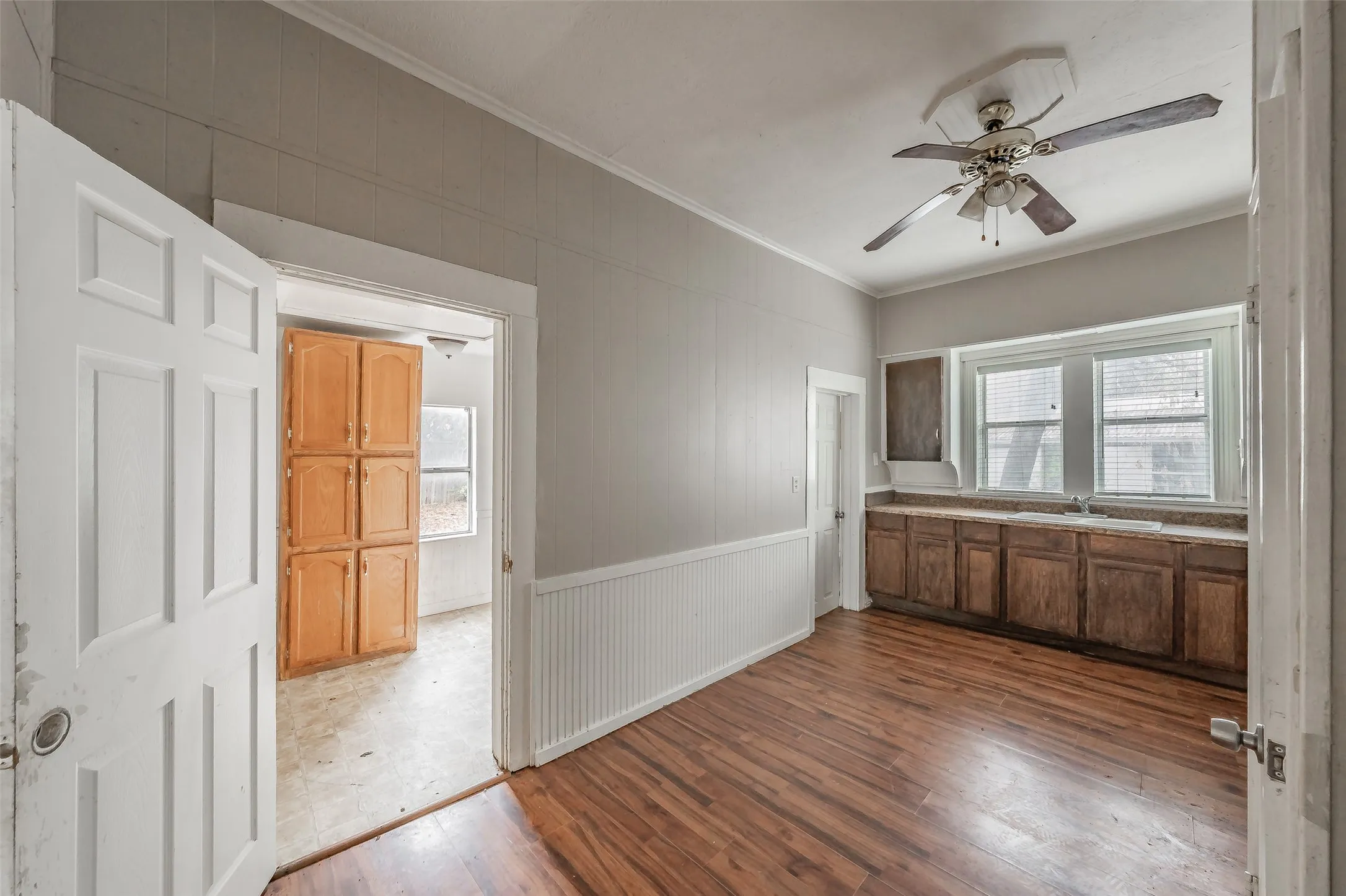 Single Family Residence For Sale in Denton County , 212 N Ruddell Street, Denton, Texas 76205, 3 Bedroom, 2 Bathroom, Garage spaces, 1,408 Sqft, built in 1959, mls#21404772, Real Estate Agent in Denton, Homes For Sale in Denton county, Homes For Sale in Denton, Realtor in Denton Texas, Real Estate Brokerage Independent Realty Texas, Luminita Cordes Realtor