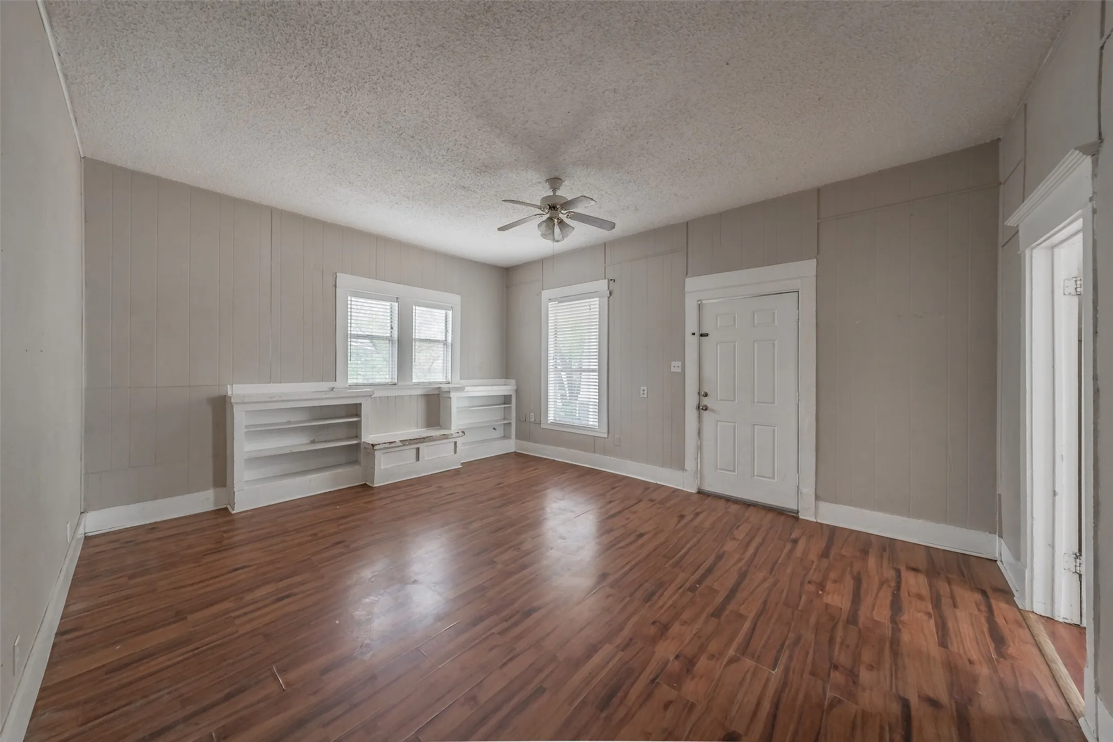 Single Family Residence For Sale in Denton County , 212 N Ruddell Street, Denton, Texas 76205, 3 Bedroom, 2 Bathroom, Garage spaces, 1,408 Sqft, built in 1959, mls#21404772, Real Estate Agent in Denton, Homes For Sale in Denton county, Homes For Sale in Denton, Realtor in Denton Texas, Real Estate Brokerage Independent Realty Texas, Luminita Cordes Realtor