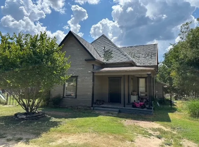 Single Family Residence For Sale in Brown County , 402 Main St, Blanket, Texas 76432, 3 Bedroom, 1 Bathroom, Garage spaces, 1,331 Sqft, built in 1940, mls#21402885, Real Estate Agent in Blanket, Homes For Sale in Brown county, Homes For Sale in Blanket, Realtor in Blanket Texas, Real Estate Brokerage Independent Realty Texas, Luminita Cordes Realtor