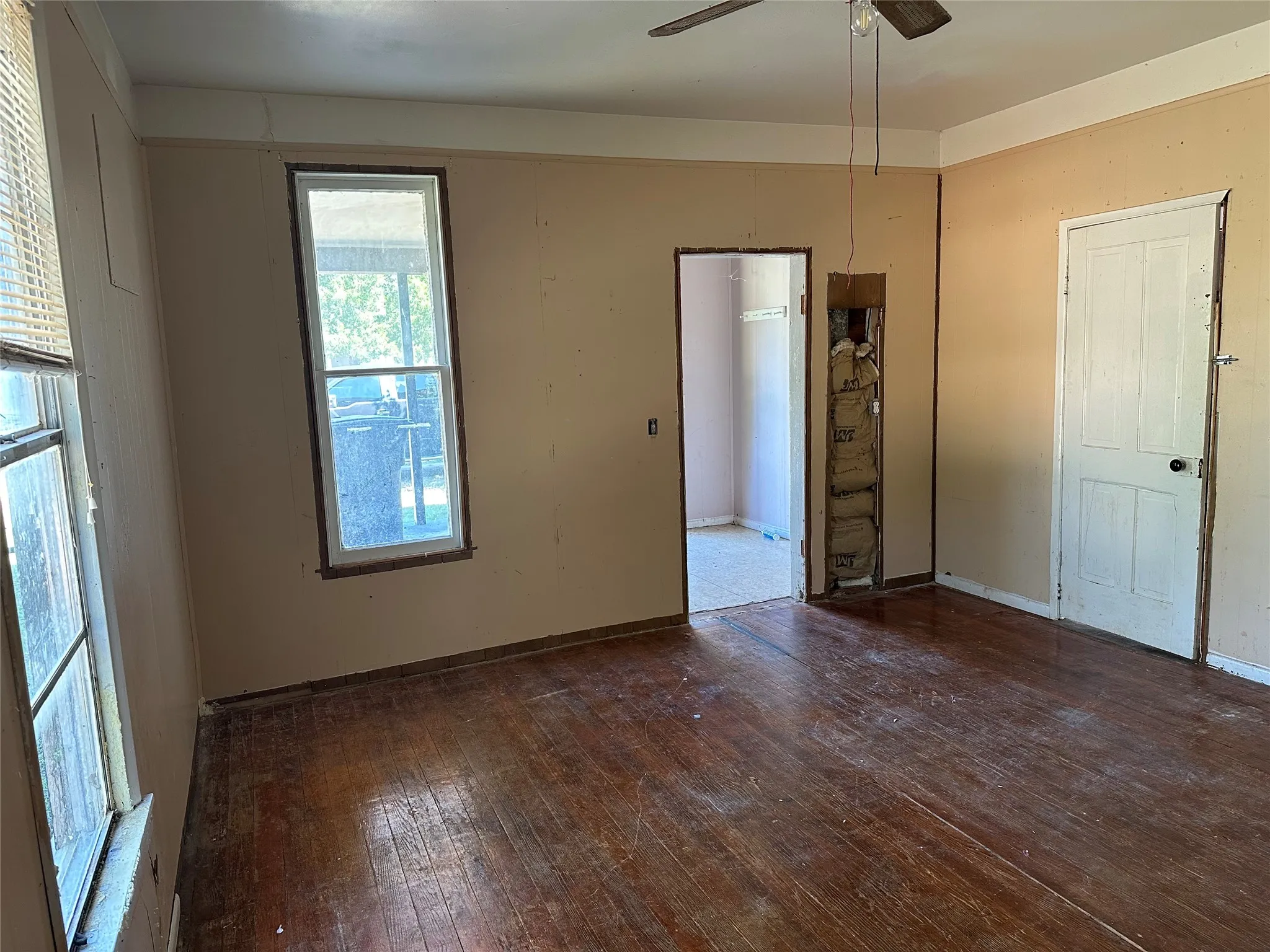 Single Family Residence For Sale in Brown County , 402 Main St, Blanket, Texas 76432, 3 Bedroom, 1 Bathroom, Garage spaces, 1,331 Sqft, built in 1940, mls#21402885, Real Estate Agent in Blanket, Homes For Sale in Brown county, Homes For Sale in Blanket, Realtor in Blanket Texas, Real Estate Brokerage Independent Realty Texas, Luminita Cordes Realtor