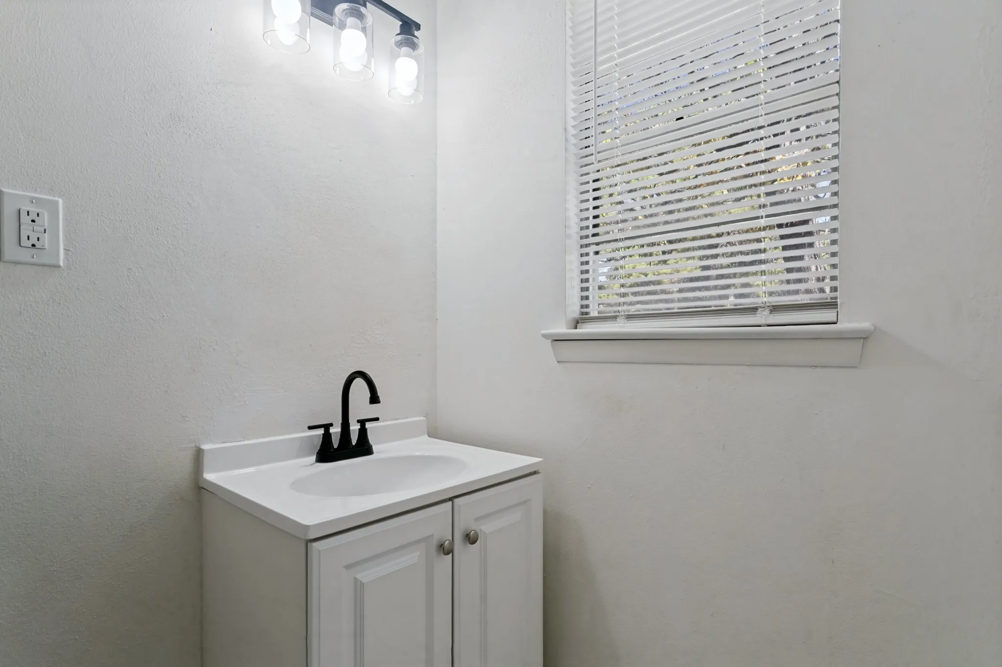 Single Family Residence For Rent in Tarrant County , 404 Limestone Drive, Euless, Texas 76039, 4 Bedroom, 2 Bathroom, Garage spaces, 1,174 Sqft, built in 1960, mls#21404972, Real Estate Agent in Euless, Homes For Rent in Tarrant county, Homes For Rent in Euless, Realtor in Euless Texas, Real Estate Brokerage Independent Realty Texas, Luminita Cordes Realtor