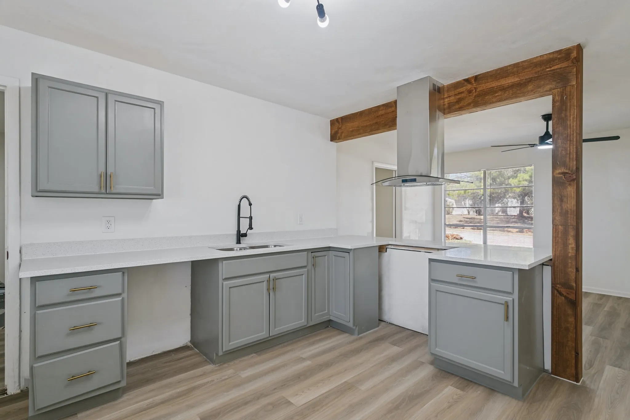 Single Family Residence For Rent in Tarrant County , 404 Limestone Drive, Euless, Texas 76039, 4 Bedroom, 2 Bathroom, Garage spaces, 1,174 Sqft, built in 1960, mls#21404972, Real Estate Agent in Euless, Homes For Rent in Tarrant county, Homes For Rent in Euless, Realtor in Euless Texas, Real Estate Brokerage Independent Realty Texas, Luminita Cordes Realtor