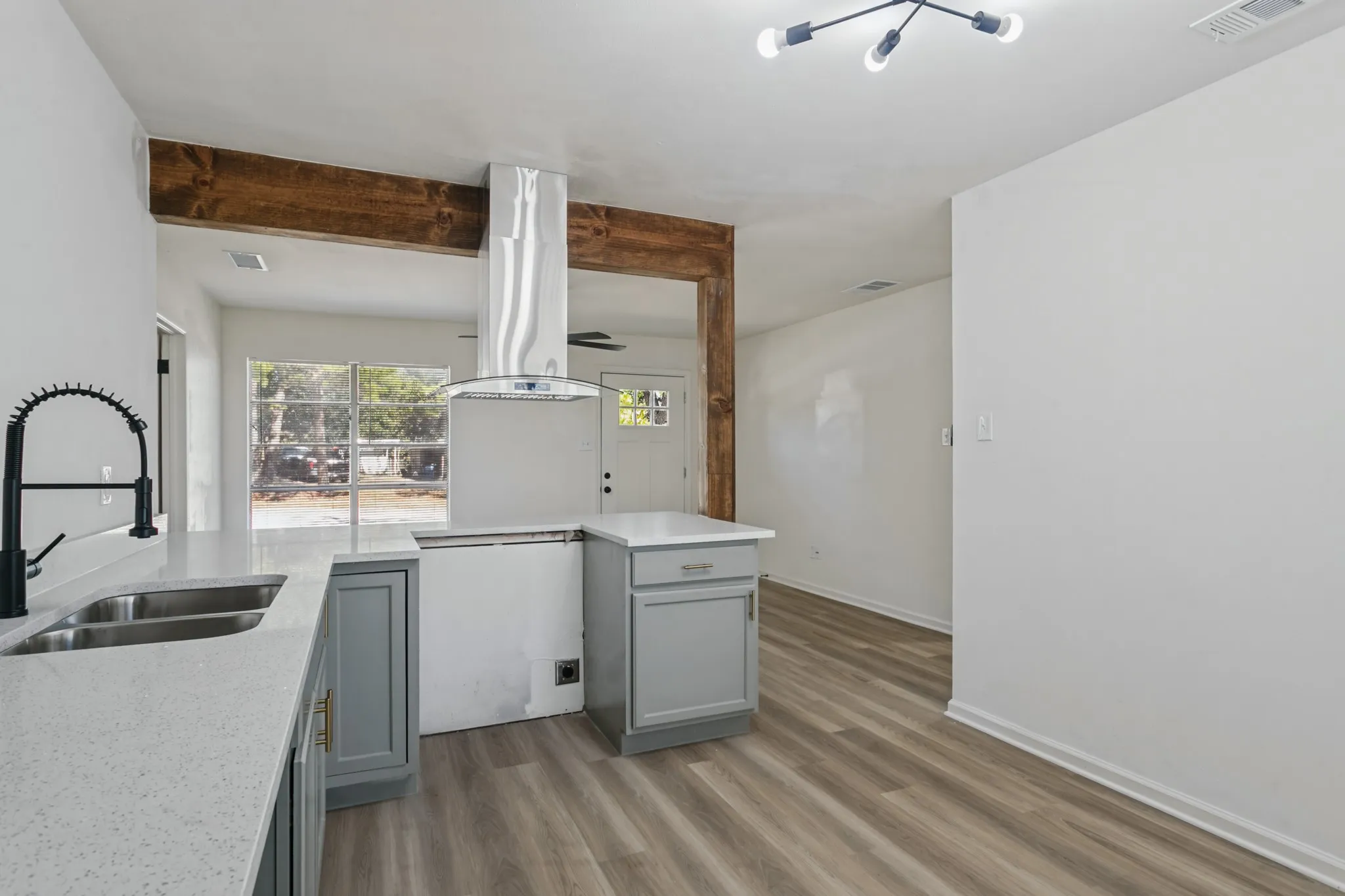 Single Family Residence For Rent in Tarrant County , 404 Limestone Drive, Euless, Texas 76039, 4 Bedroom, 2 Bathroom, Garage spaces, 1,174 Sqft, built in 1960, mls#21404972, Real Estate Agent in Euless, Homes For Rent in Tarrant county, Homes For Rent in Euless, Realtor in Euless Texas, Real Estate Brokerage Independent Realty Texas, Luminita Cordes Realtor
