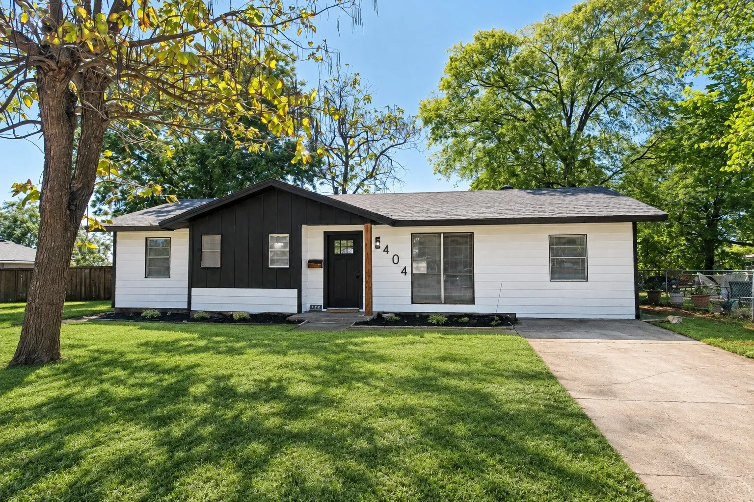 Single Family Residence For Rent in Tarrant County , 404 Limestone Drive, Euless, Texas 76039, 4 Bedroom, 2 Bathroom, Garage spaces, 1,174 Sqft, built in 1960, mls#21404972, Real Estate Agent in Euless, Homes For Rent in Tarrant county, Homes For Rent in Euless, Realtor in Euless Texas, Real Estate Brokerage Independent Realty Texas, Luminita Cordes Realtor