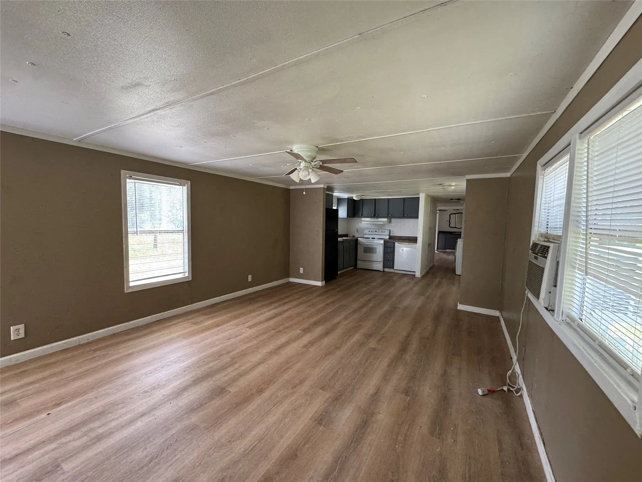 Mobile Home For Sale in Hopkins County , 204 W Tarrant Street, Cumby, Texas 75433, 2 Bedroom, 2 Bathroom, Garage spaces, 924 Sqft, built in 1982, mls#21404988, Real Estate Agent in Cumby, Homes For Sale in Hopkins county, Homes For Sale in Cumby, Realtor in Cumby Texas, Real Estate Brokerage Independent Realty Texas, Luminita Cordes Realtor