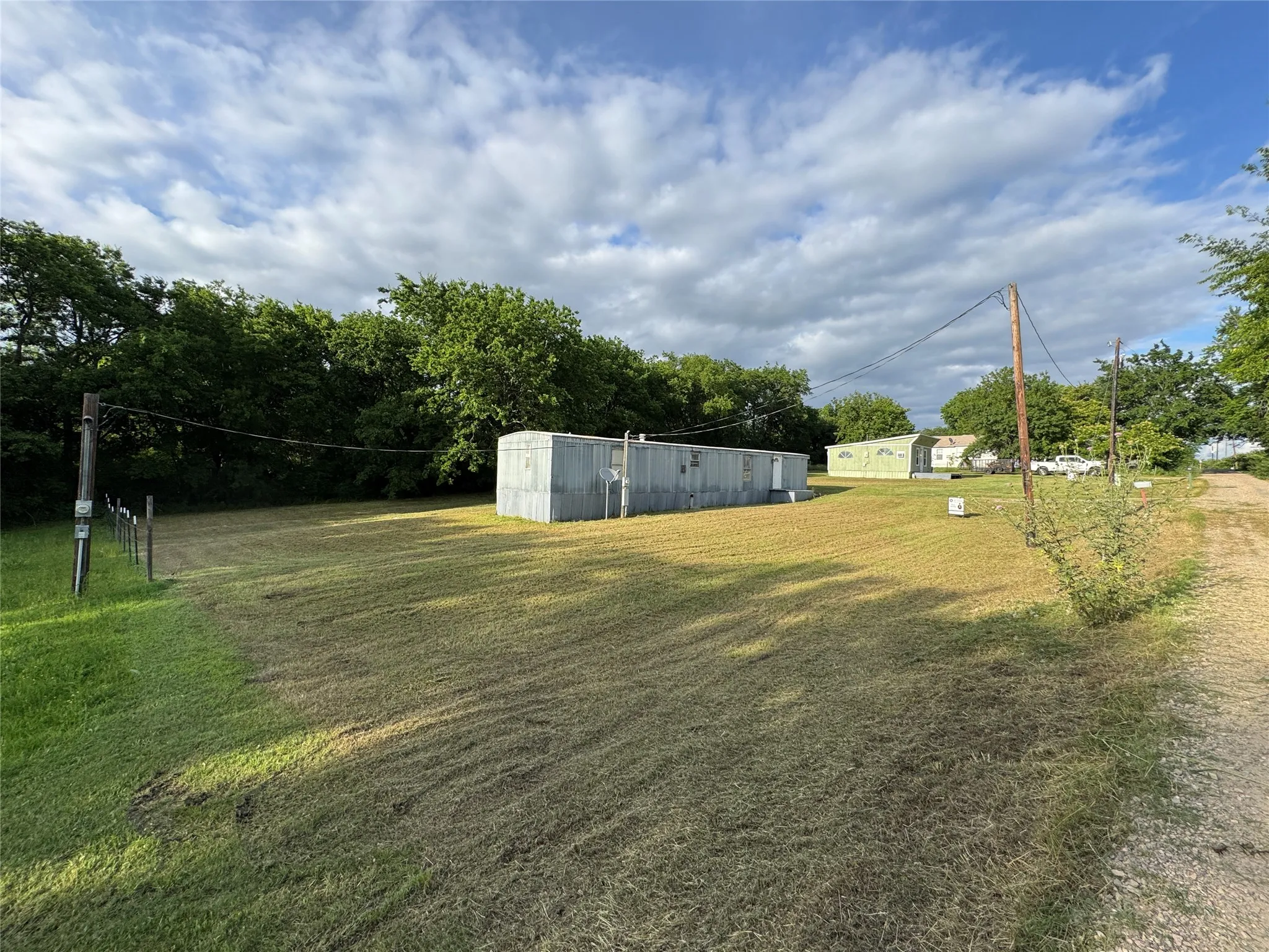 Mobile Home For Sale in Hopkins County , 204 W Tarrant Street, Cumby, Texas 75433, 2 Bedroom, 2 Bathroom, Garage spaces, 924 Sqft, built in 1982, mls#21404988, Real Estate Agent in Cumby, Homes For Sale in Hopkins county, Homes For Sale in Cumby, Realtor in Cumby Texas, Real Estate Brokerage Independent Realty Texas, Luminita Cordes Realtor