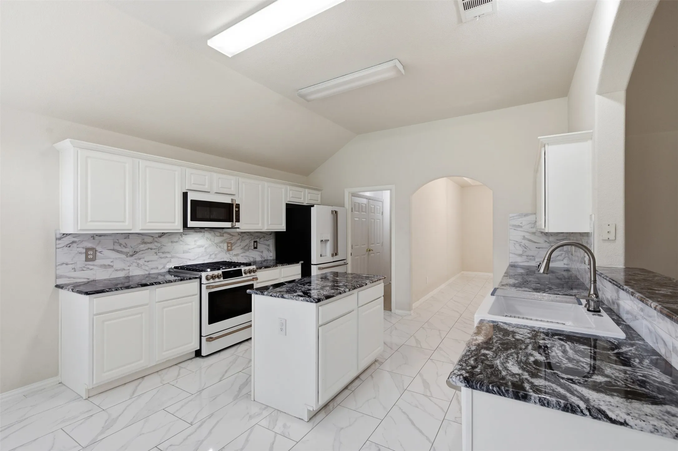Single Family Residence For Sale in Collin County , 2813 Bradford Oaks Drive, Mc Kinney, Texas 75071, 4 Bedroom, 2 Bathroom, 3 Garage spaces, 2,270 Sqft, built in 2000, mls#21404979, Real Estate Agent in Mc Kinney, Homes For Sale in Collin county, Homes For Sale in Mc Kinney, Realtor in Mc Kinney Texas, Real Estate Brokerage Independent Realty Texas, Luminita Cordes Realtor