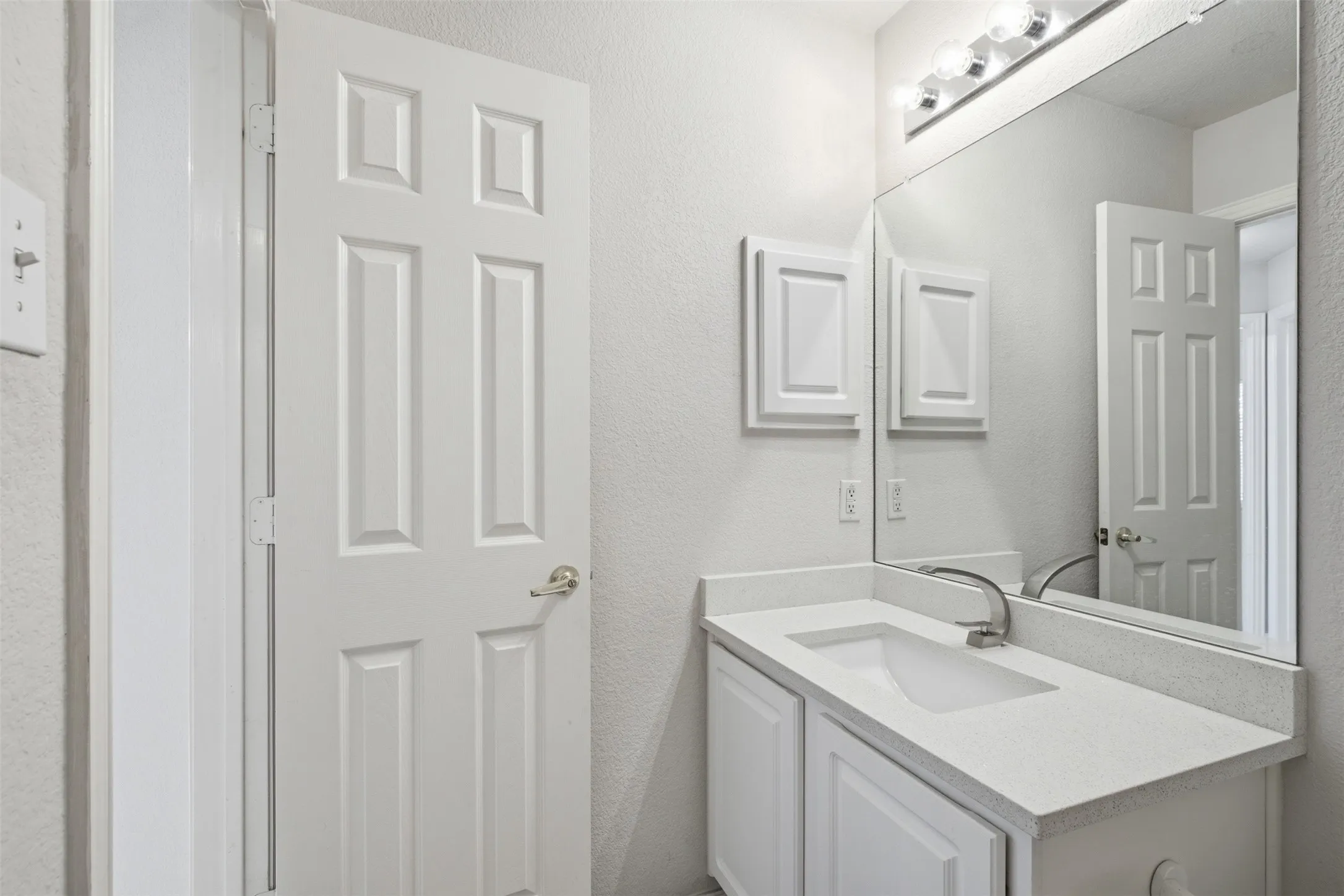 Single Family Residence For Sale in Collin County , 2813 Bradford Oaks Drive, Mc Kinney, Texas 75071, 4 Bedroom, 2 Bathroom, 3 Garage spaces, 2,270 Sqft, built in 2000, mls#21404979, Real Estate Agent in Mc Kinney, Homes For Sale in Collin county, Homes For Sale in Mc Kinney, Realtor in Mc Kinney Texas, Real Estate Brokerage Independent Realty Texas, Luminita Cordes Realtor