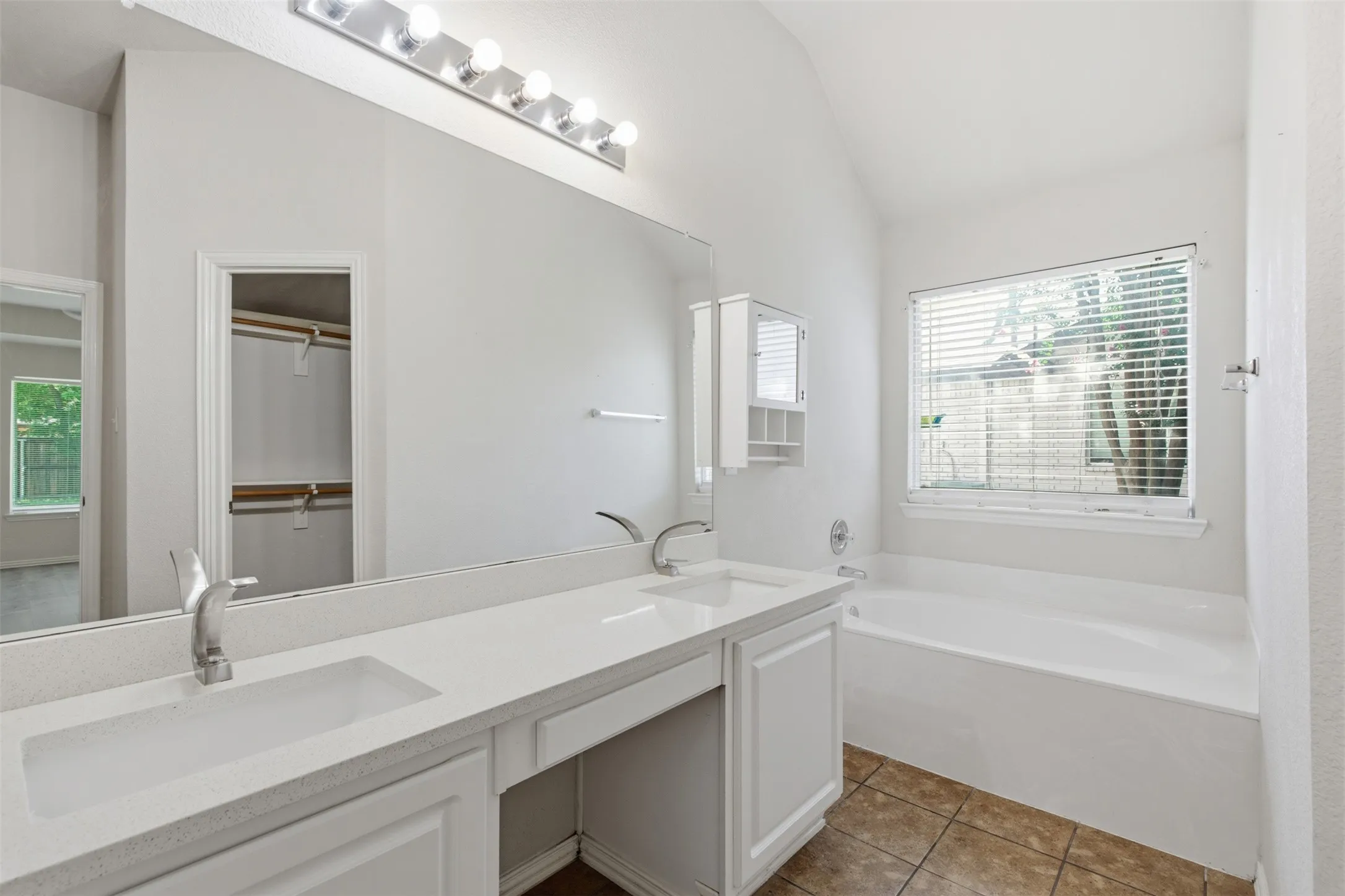 Single Family Residence For Sale in Collin County , 2813 Bradford Oaks Drive, Mc Kinney, Texas 75071, 4 Bedroom, 2 Bathroom, 3 Garage spaces, 2,270 Sqft, built in 2000, mls#21404979, Real Estate Agent in Mc Kinney, Homes For Sale in Collin county, Homes For Sale in Mc Kinney, Realtor in Mc Kinney Texas, Real Estate Brokerage Independent Realty Texas, Luminita Cordes Realtor