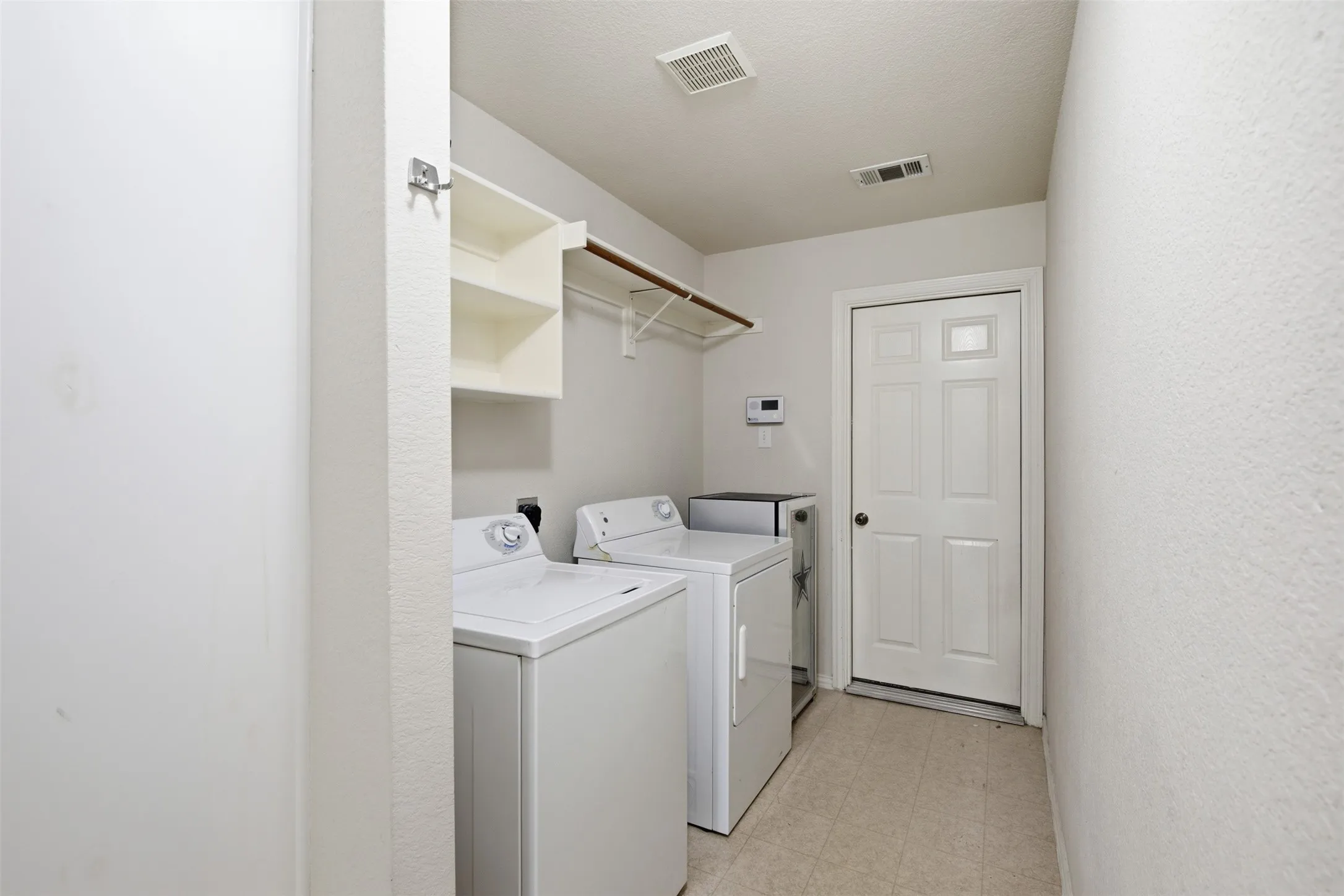 Single Family Residence For Sale in Collin County , 2813 Bradford Oaks Drive, Mc Kinney, Texas 75071, 4 Bedroom, 2 Bathroom, 3 Garage spaces, 2,270 Sqft, built in 2000, mls#21404979, Real Estate Agent in Mc Kinney, Homes For Sale in Collin county, Homes For Sale in Mc Kinney, Realtor in Mc Kinney Texas, Real Estate Brokerage Independent Realty Texas, Luminita Cordes Realtor