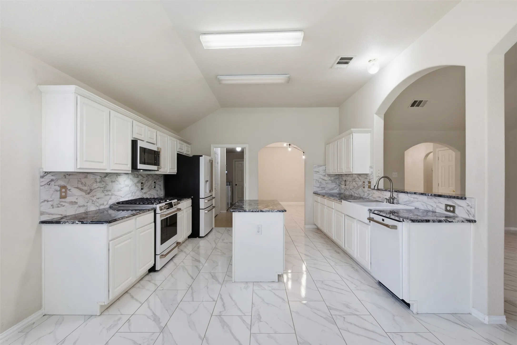 Single Family Residence For Sale in Collin County , 2813 Bradford Oaks Drive, Mc Kinney, Texas 75071, 4 Bedroom, 2 Bathroom, 3 Garage spaces, 2,270 Sqft, built in 2000, mls#21404979, Real Estate Agent in Mc Kinney, Homes For Sale in Collin county, Homes For Sale in Mc Kinney, Realtor in Mc Kinney Texas, Real Estate Brokerage Independent Realty Texas, Luminita Cordes Realtor