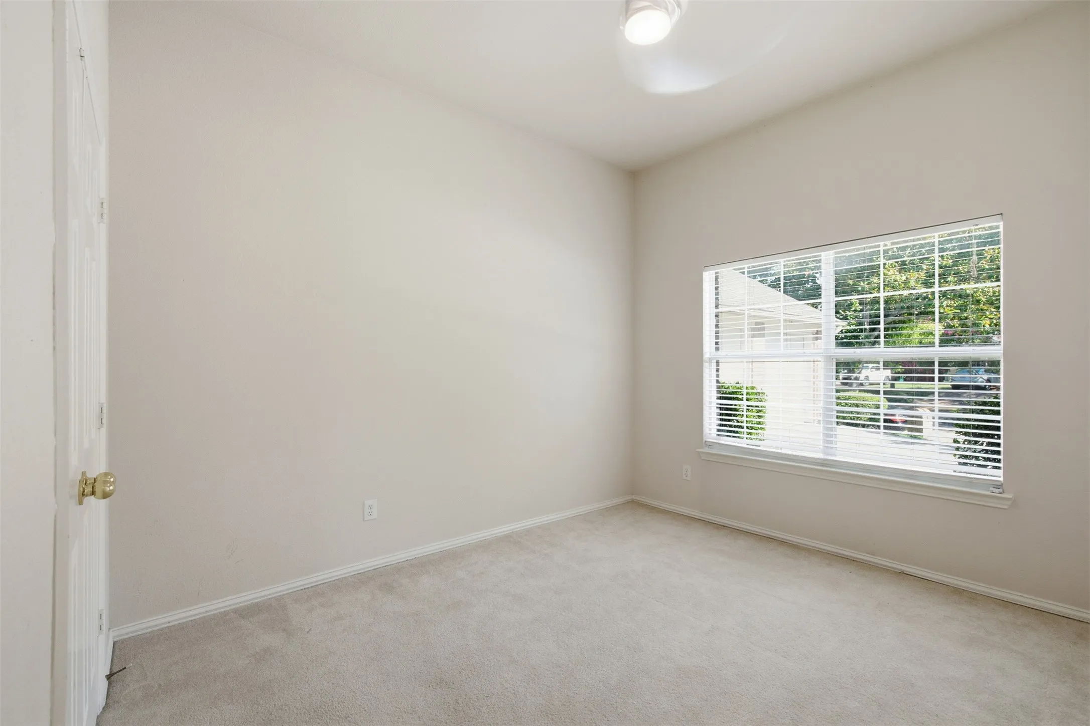 Single Family Residence For Sale in Collin County , 2813 Bradford Oaks Drive, Mc Kinney, Texas 75071, 4 Bedroom, 2 Bathroom, 3 Garage spaces, 2,270 Sqft, built in 2000, mls#21404979, Real Estate Agent in Mc Kinney, Homes For Sale in Collin county, Homes For Sale in Mc Kinney, Realtor in Mc Kinney Texas, Real Estate Brokerage Independent Realty Texas, Luminita Cordes Realtor