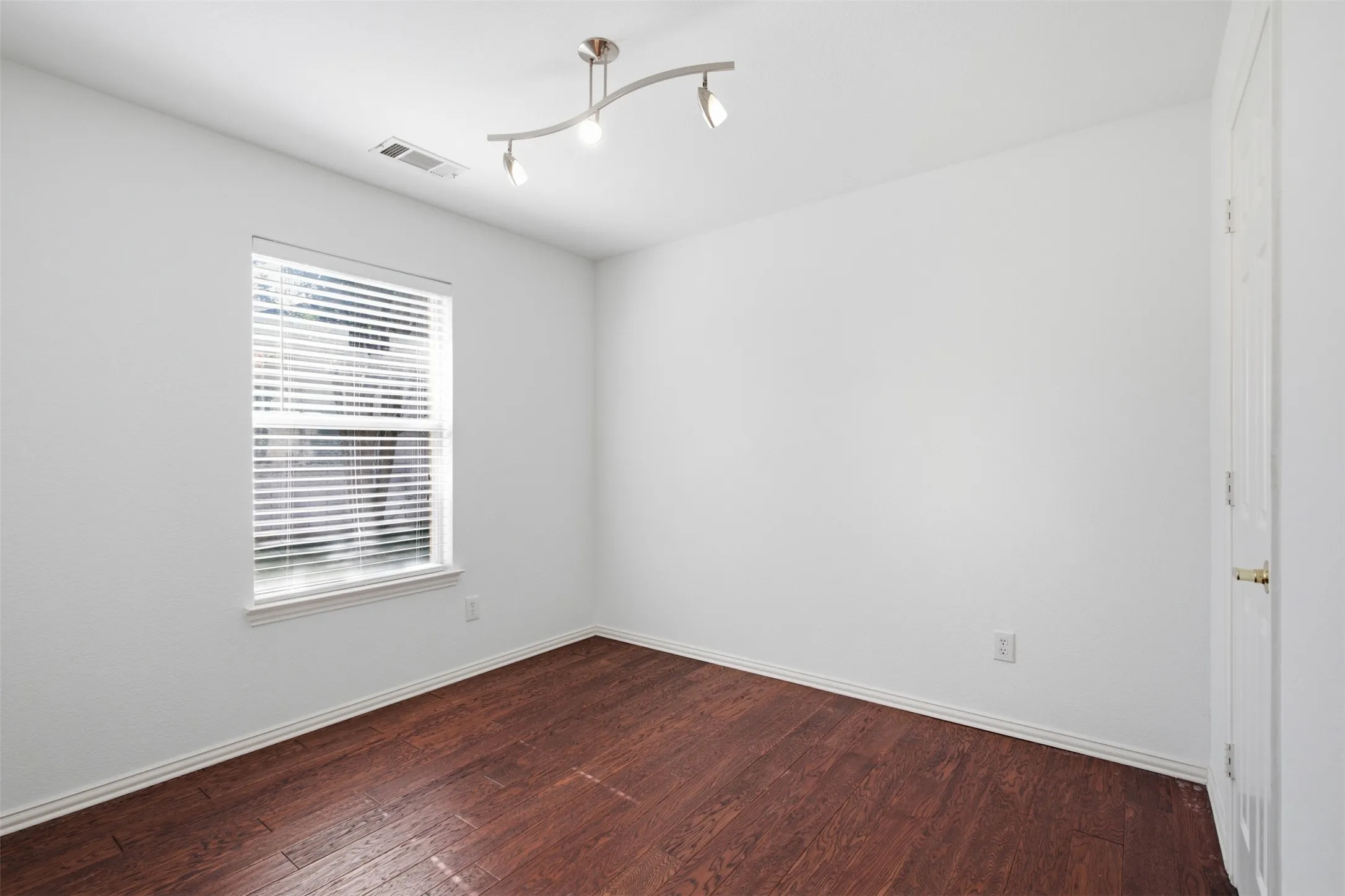 Single Family Residence For Sale in Collin County , 2813 Bradford Oaks Drive, Mc Kinney, Texas 75071, 4 Bedroom, 2 Bathroom, 3 Garage spaces, 2,270 Sqft, built in 2000, mls#21404979, Real Estate Agent in Mc Kinney, Homes For Sale in Collin county, Homes For Sale in Mc Kinney, Realtor in Mc Kinney Texas, Real Estate Brokerage Independent Realty Texas, Luminita Cordes Realtor